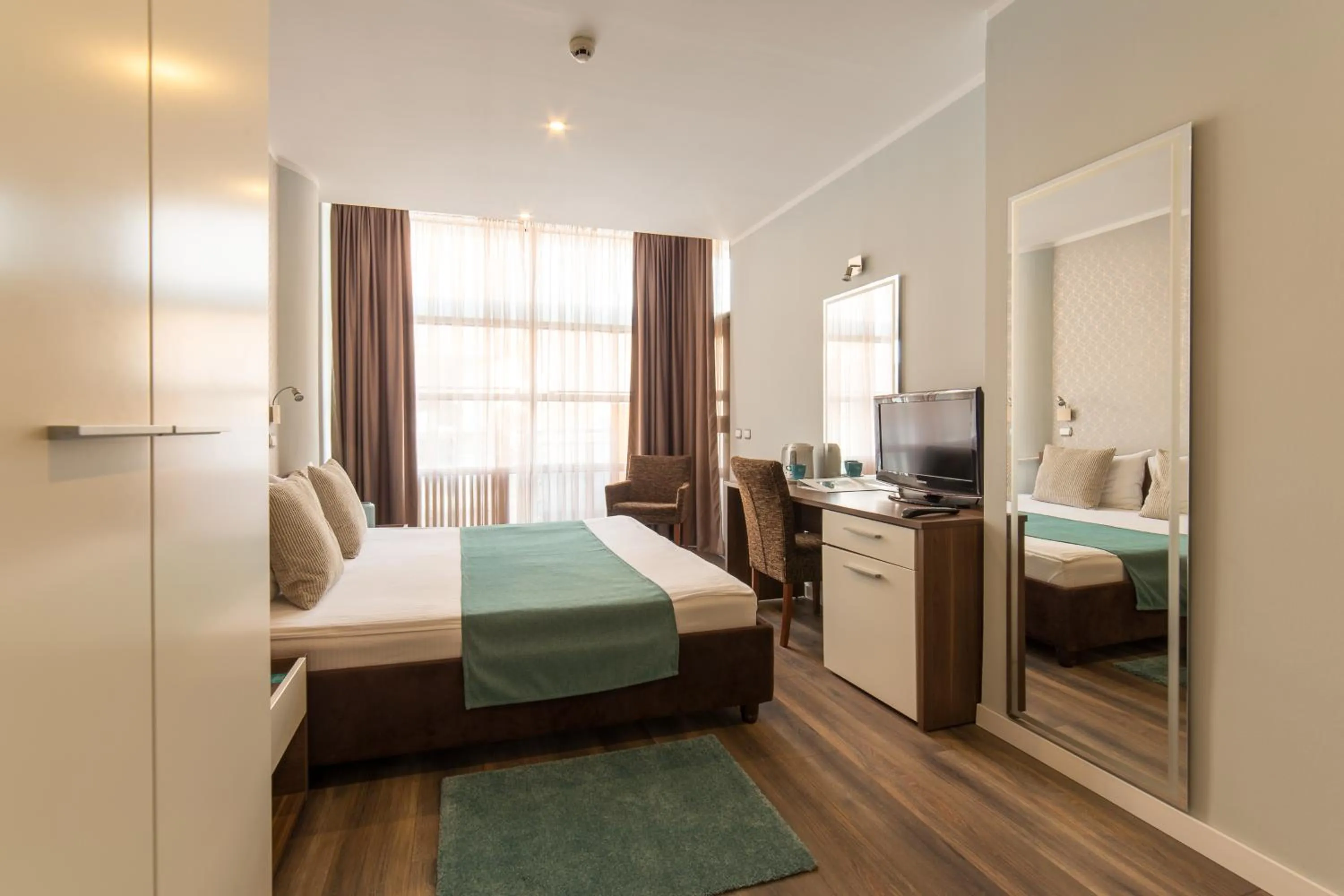 Shower, Bed in Balkan Hotel Garni