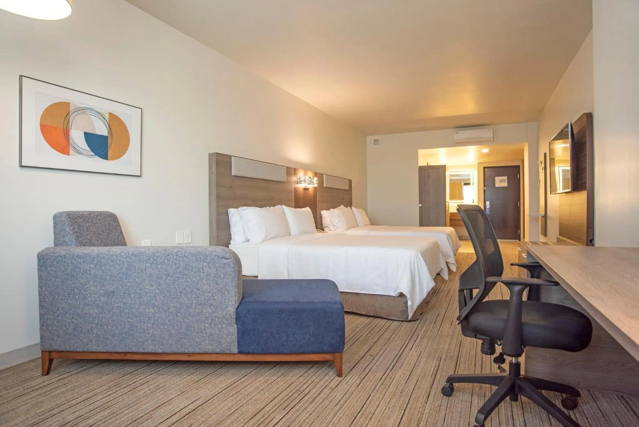 Photo of the whole room, Bed in Holiday Inn Express Guadalajara Iteso by IHG