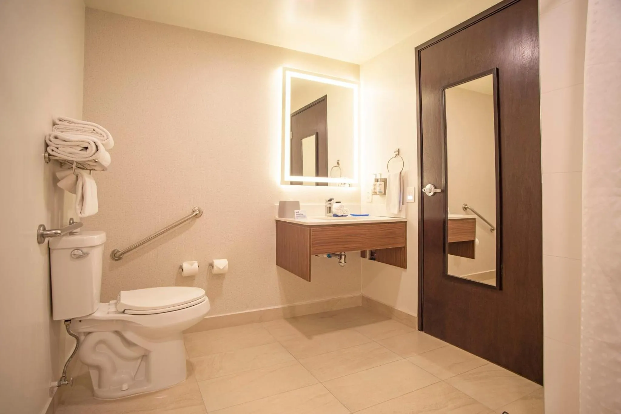 Photo of the whole room in Holiday Inn Express Guadalajara Iteso by IHG