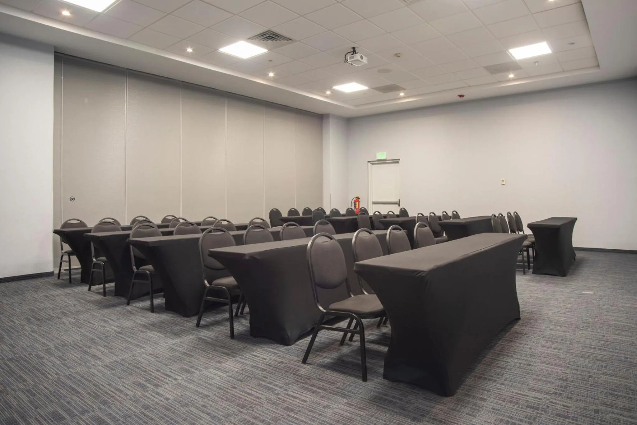 Meeting/conference room in Holiday Inn Express Guadalajara Iteso by IHG