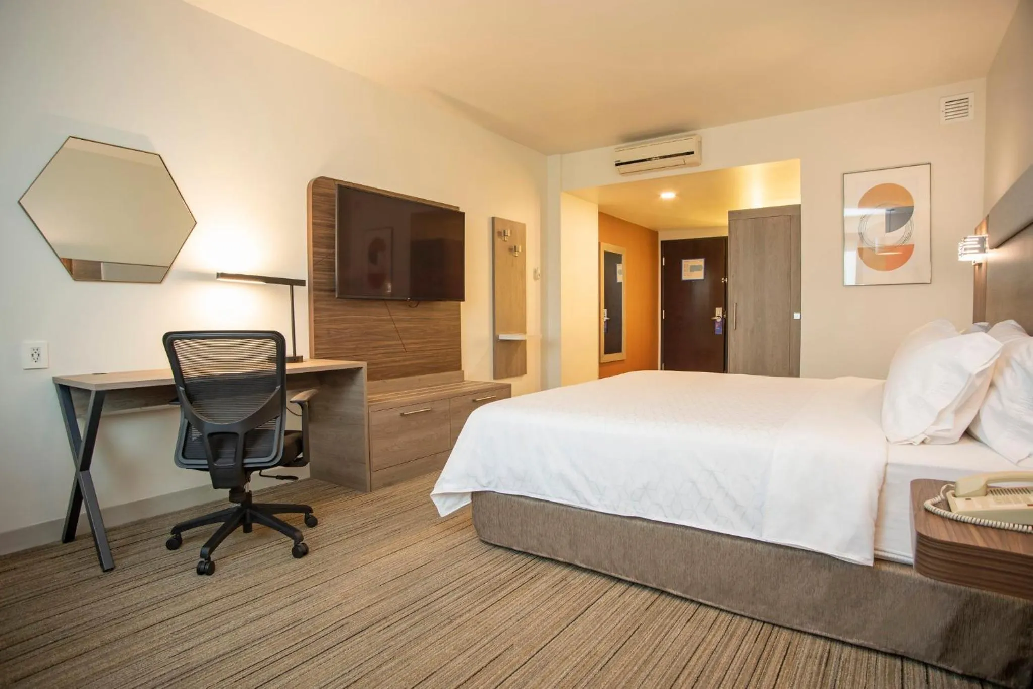 Photo of the whole room, Bed in Holiday Inn Express Guadalajara Iteso by IHG