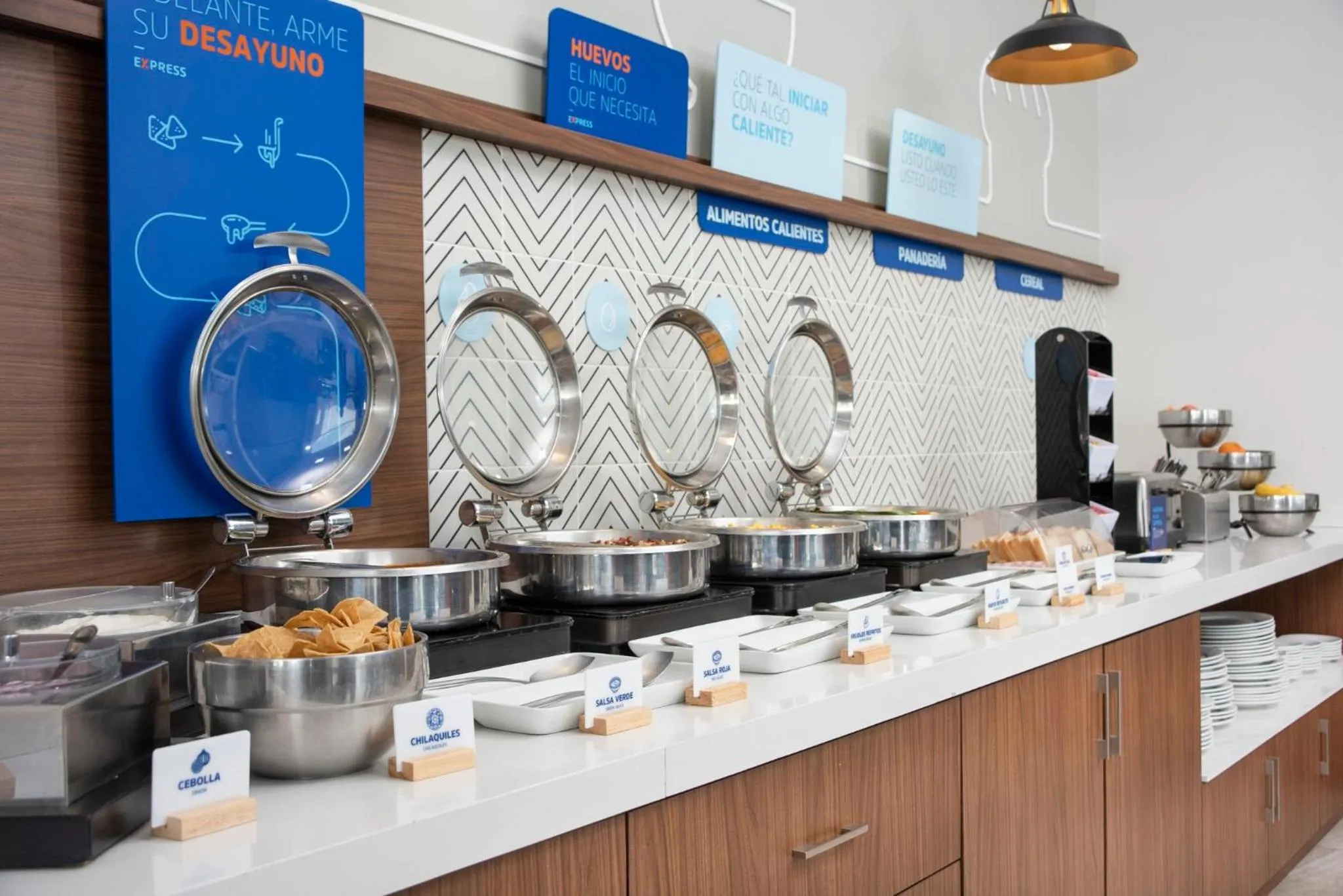 Restaurant/places to eat in Holiday Inn Express Guadalajara Iteso by IHG