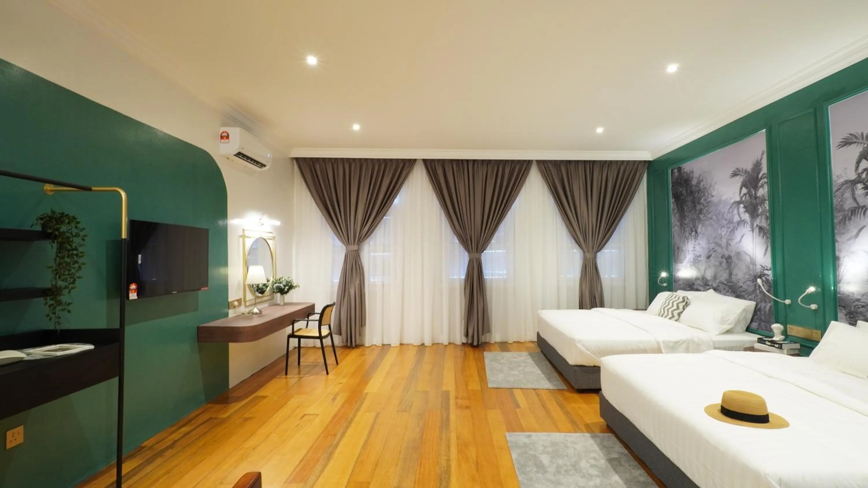 Photo of the whole room, Bed in Kimberley Boutique Hotel