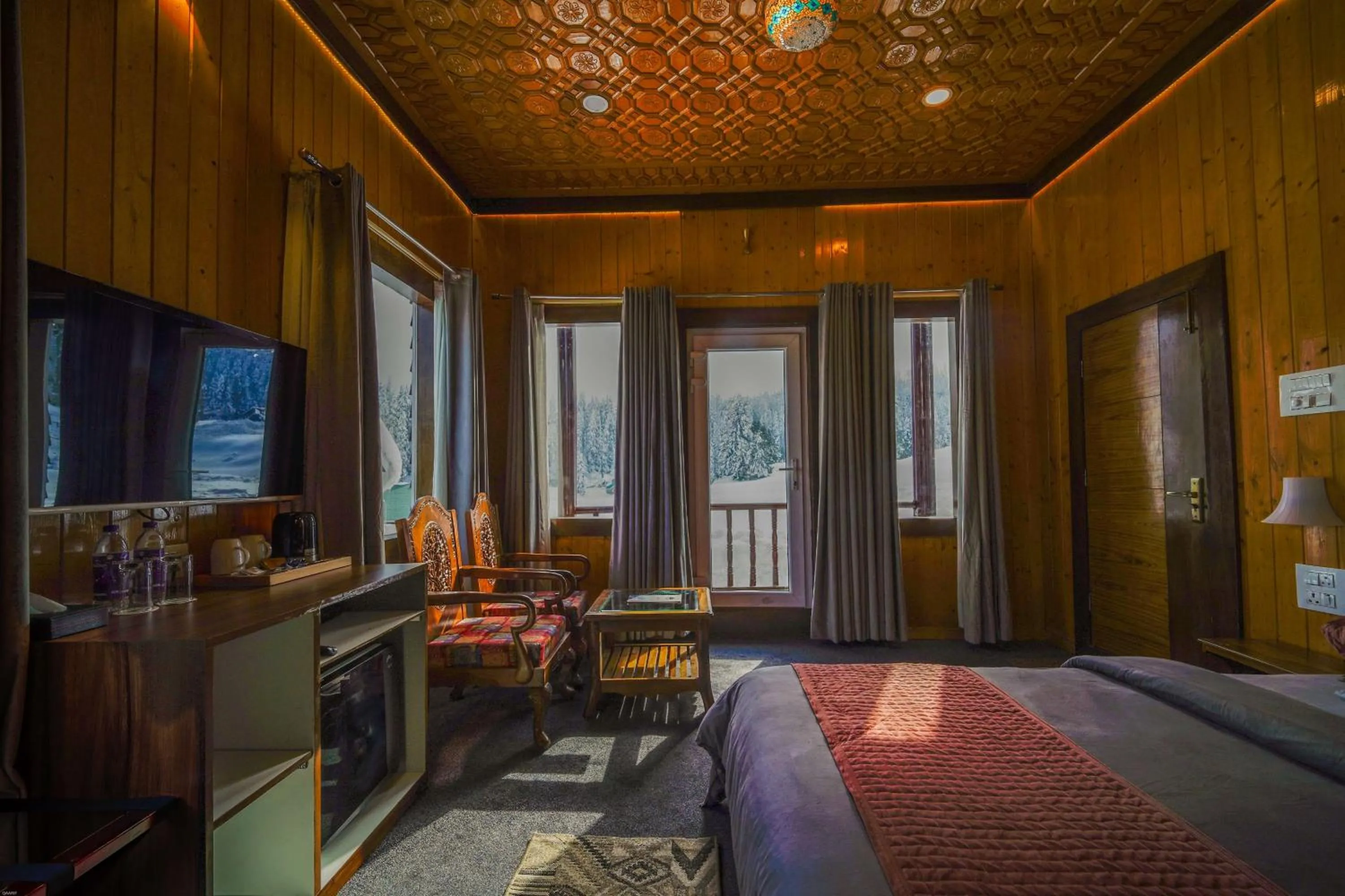 TV and multimedia in Gulmarg Woods By Stay Pattern