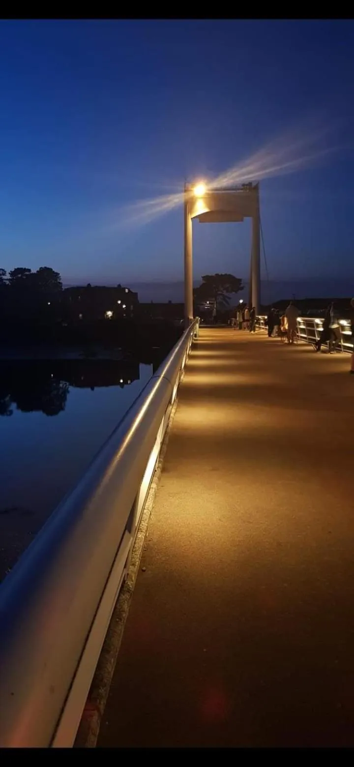 Beautiful Marina Apartment with private garden, flexible bedrooms with zip & link beds