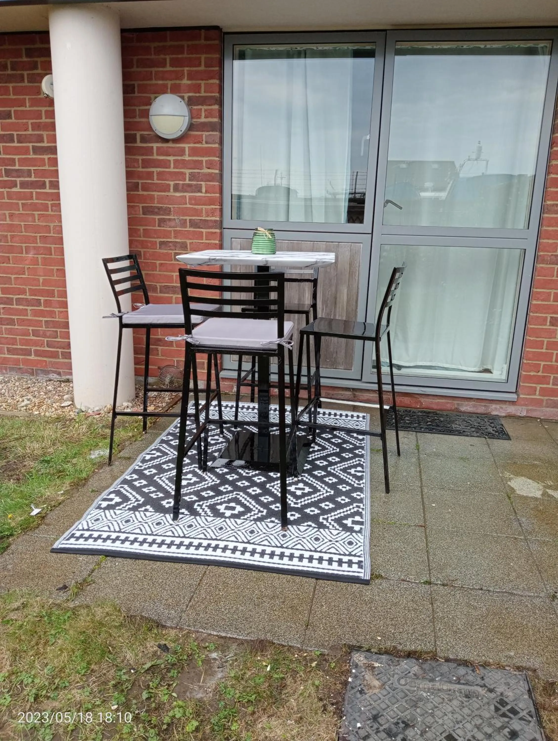 Garden in Beautiful Marina Apartment with private garden, flexible bedrooms with zip & link beds