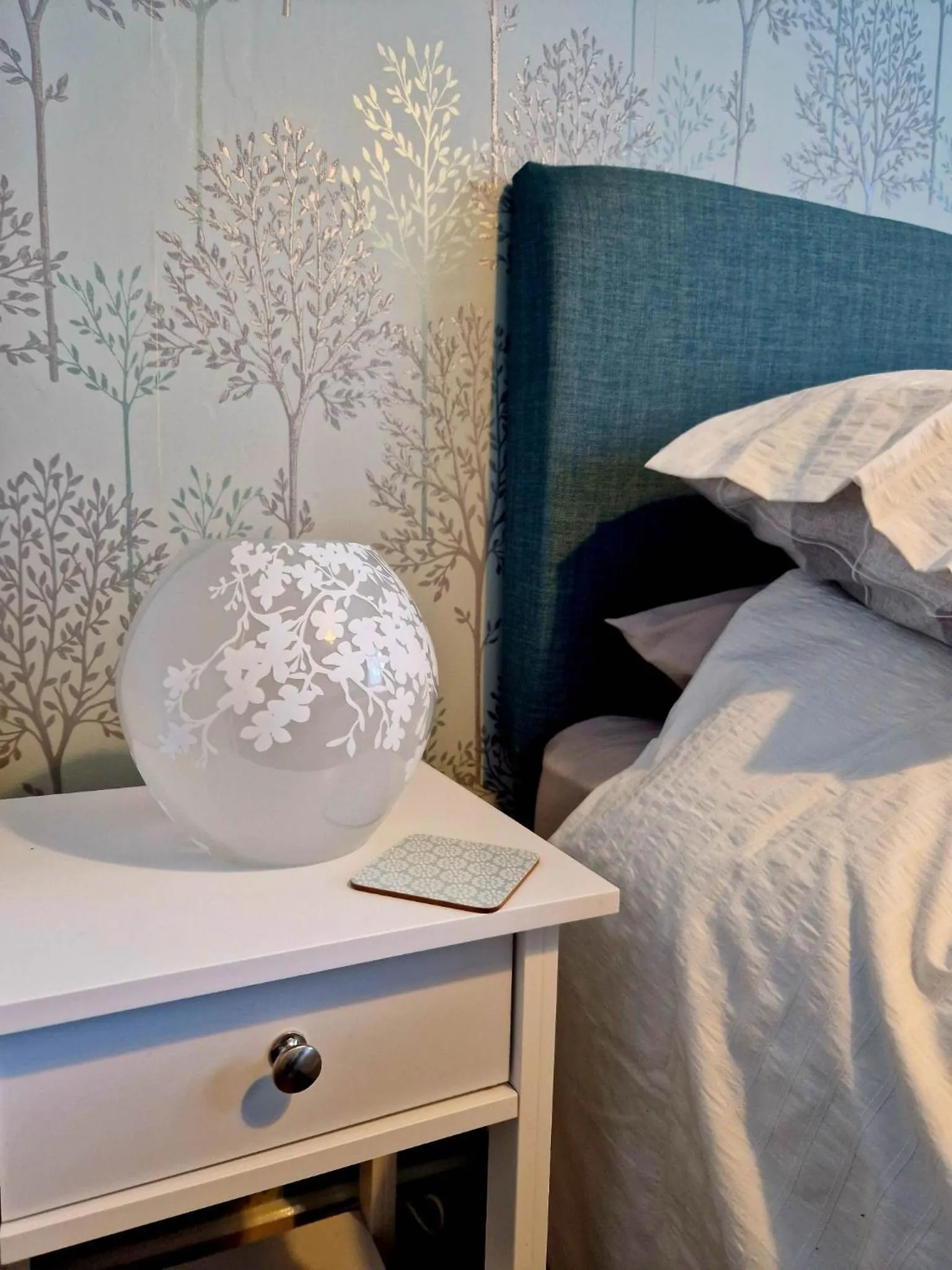 Bed in Beautiful Marina Apartment with private garden, flexible bedrooms with zip & link beds