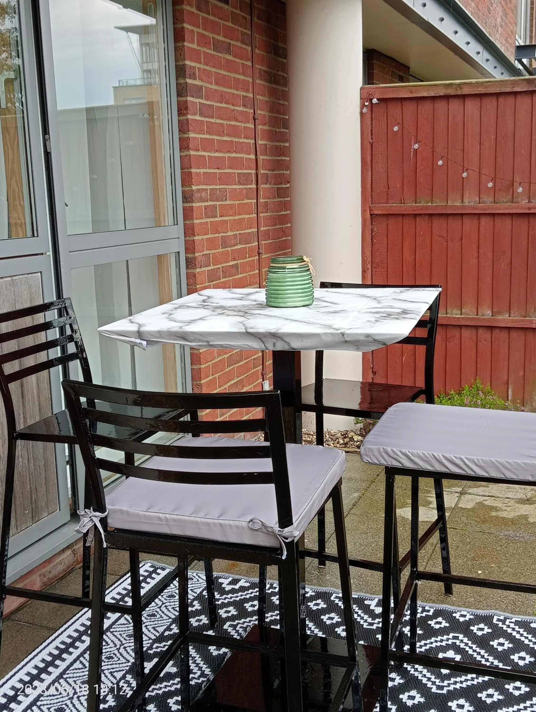 Garden in Beautiful Marina Apartment with private garden, flexible bedrooms with zip & link beds