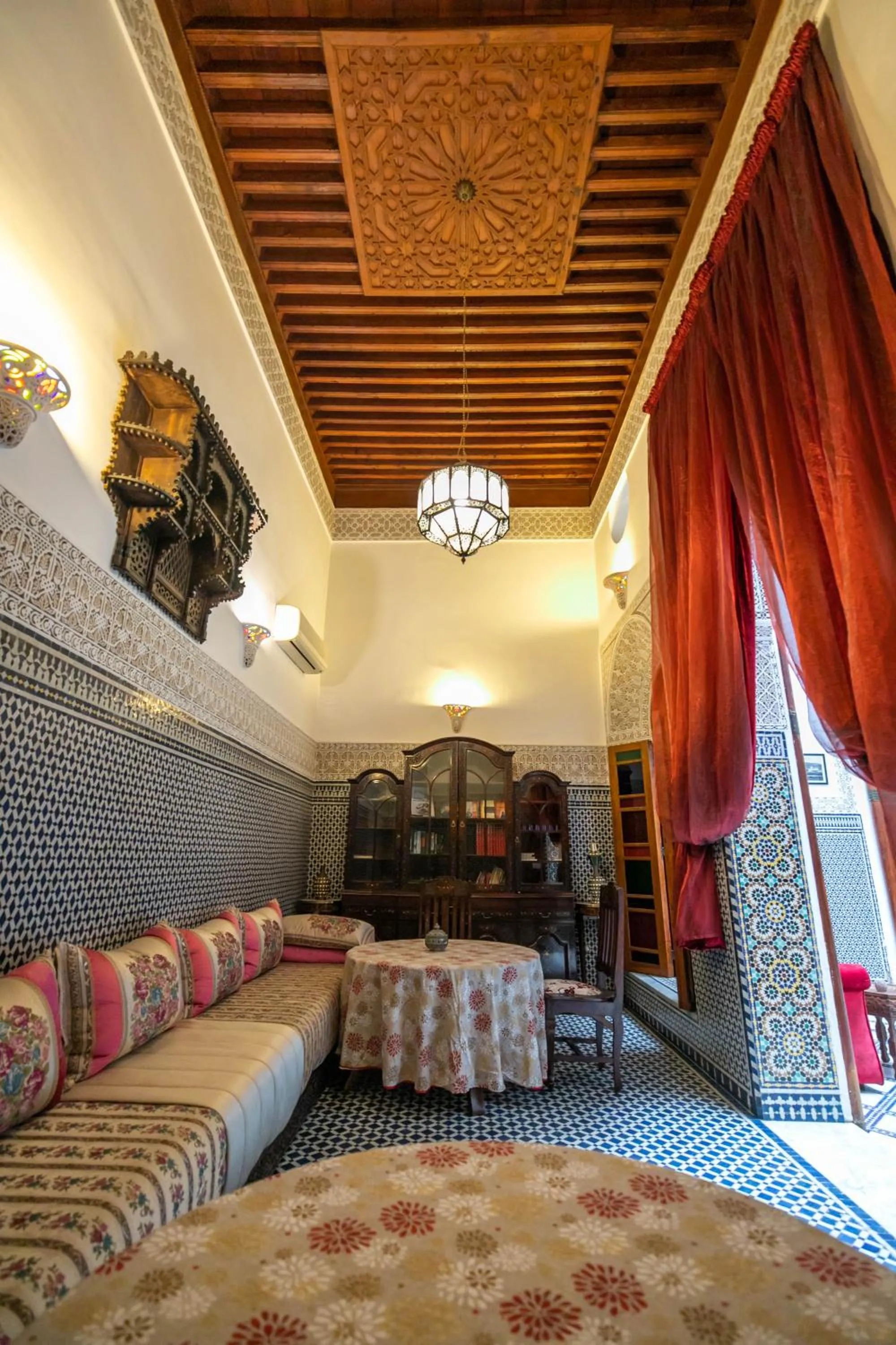 Seating area, Bed in Riad La Perle De La Médina