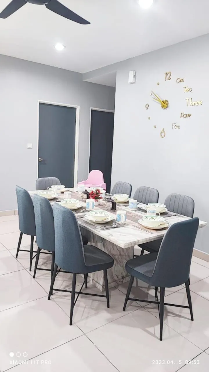 Dining area in kakao homestay ipoh town 2parking 3room 10pax wifi