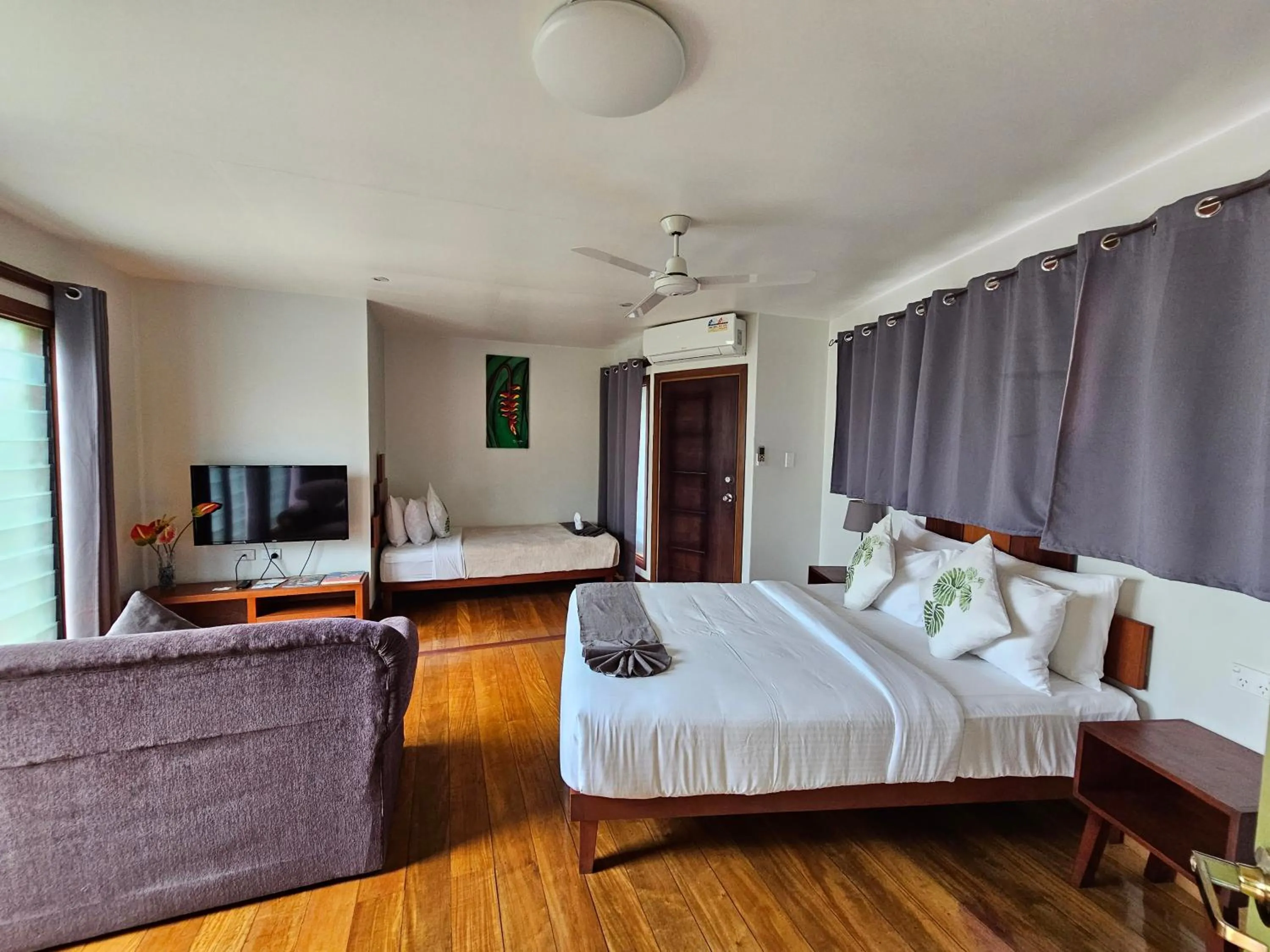 Communal lounge/ TV room, Bed in Sanalae Apartments