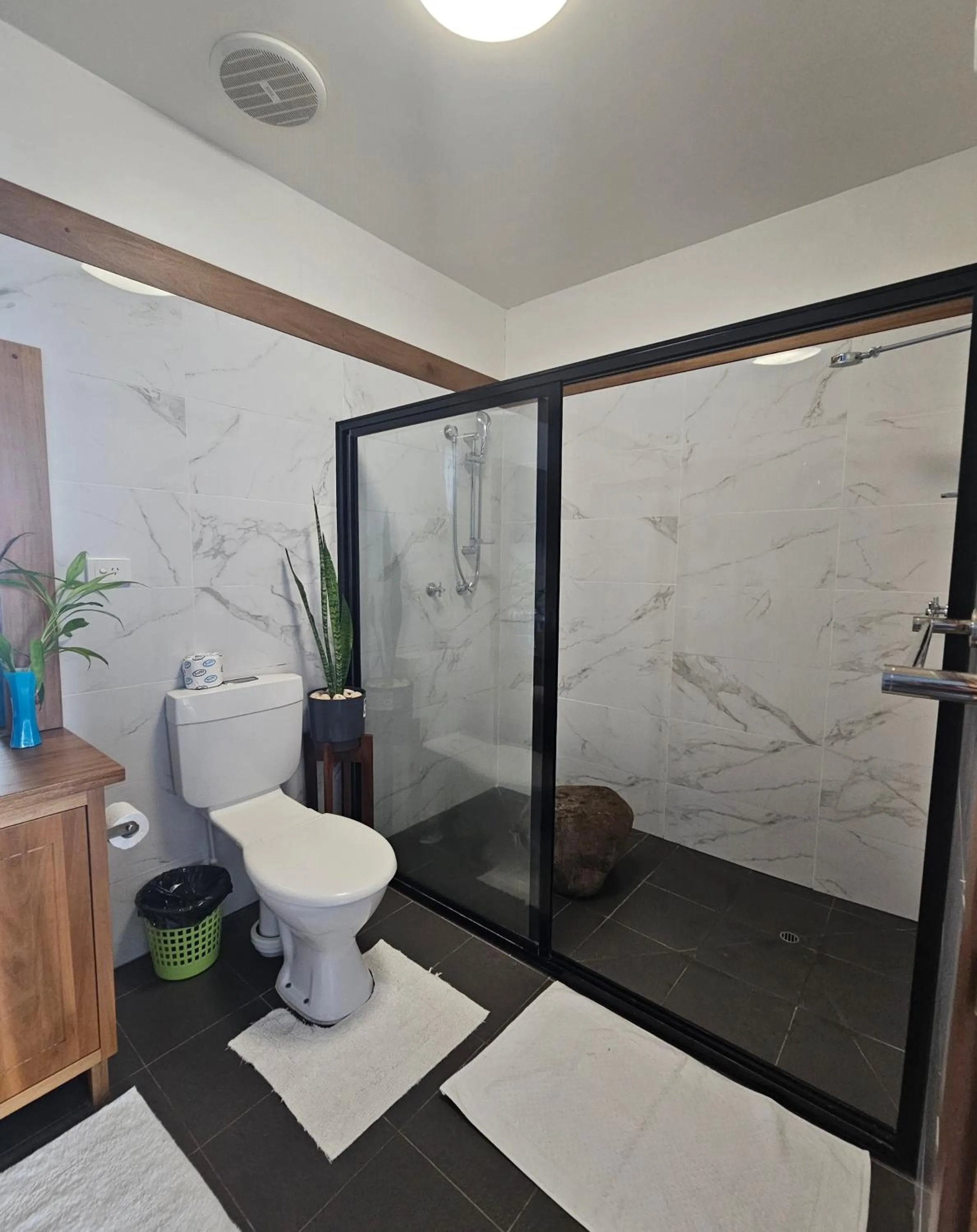 Shower in Sanalae Apartments