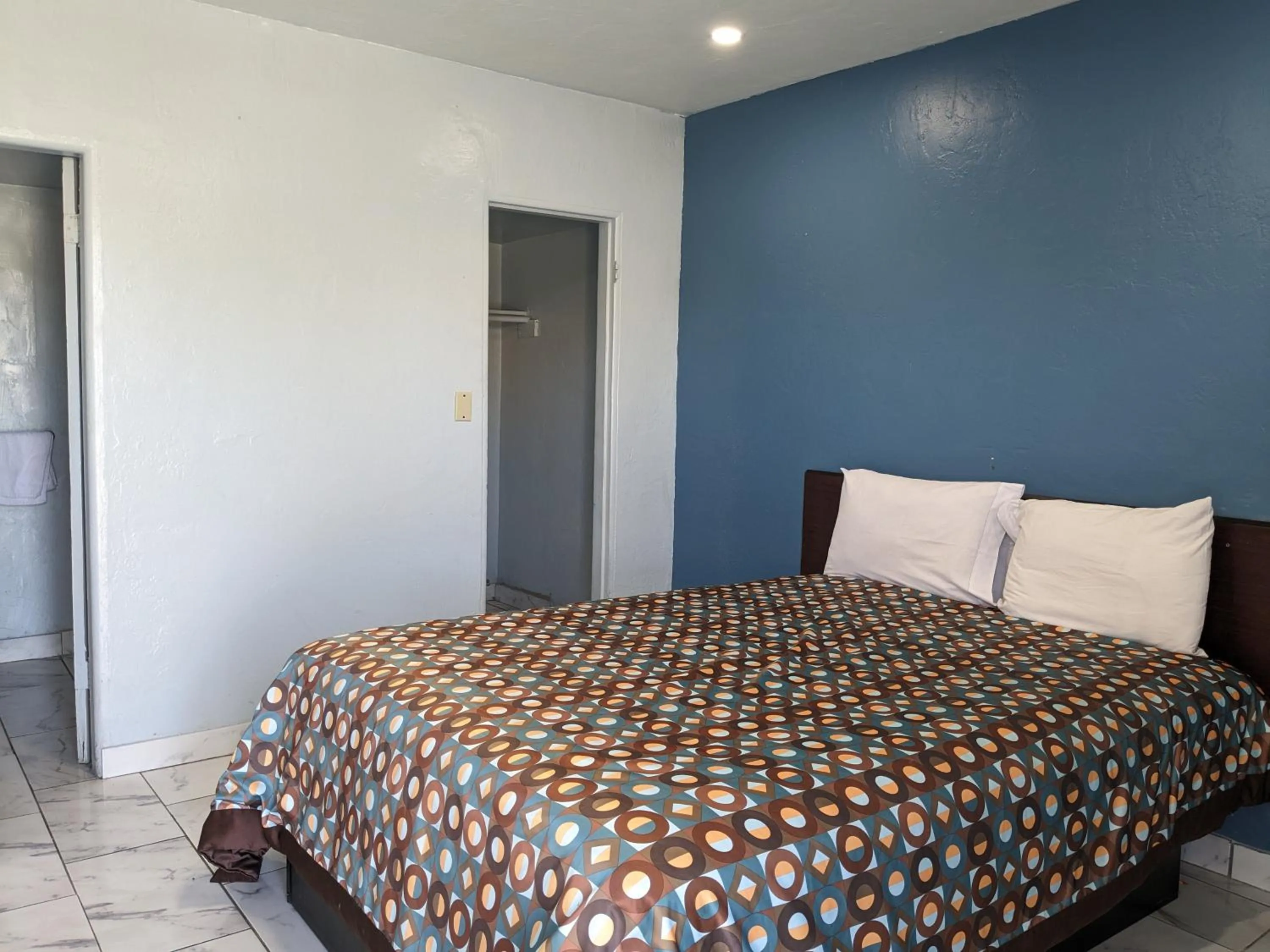 Photo of the whole room in Green spot motel