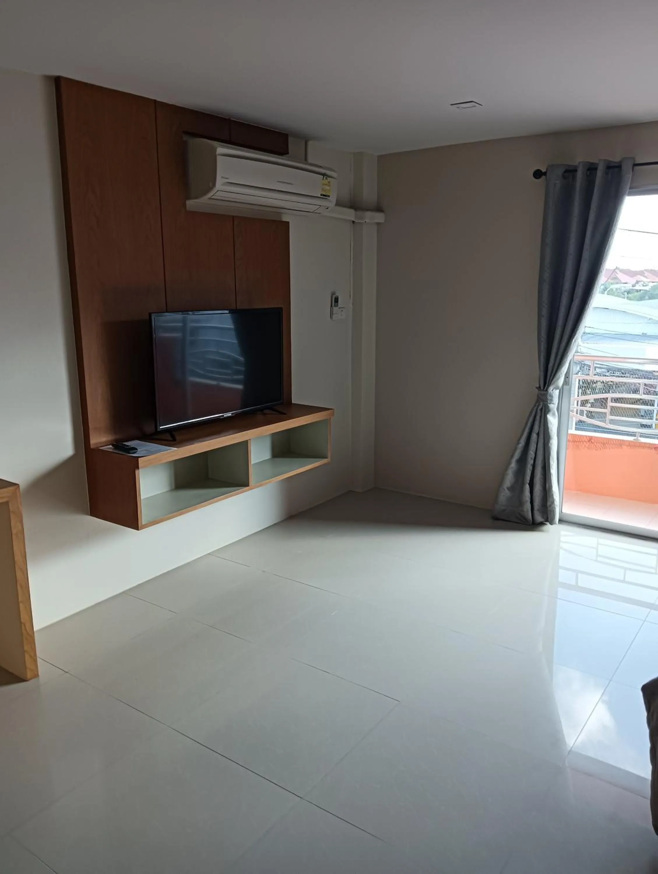 TV and multimedia in Cafe Nana Hotel