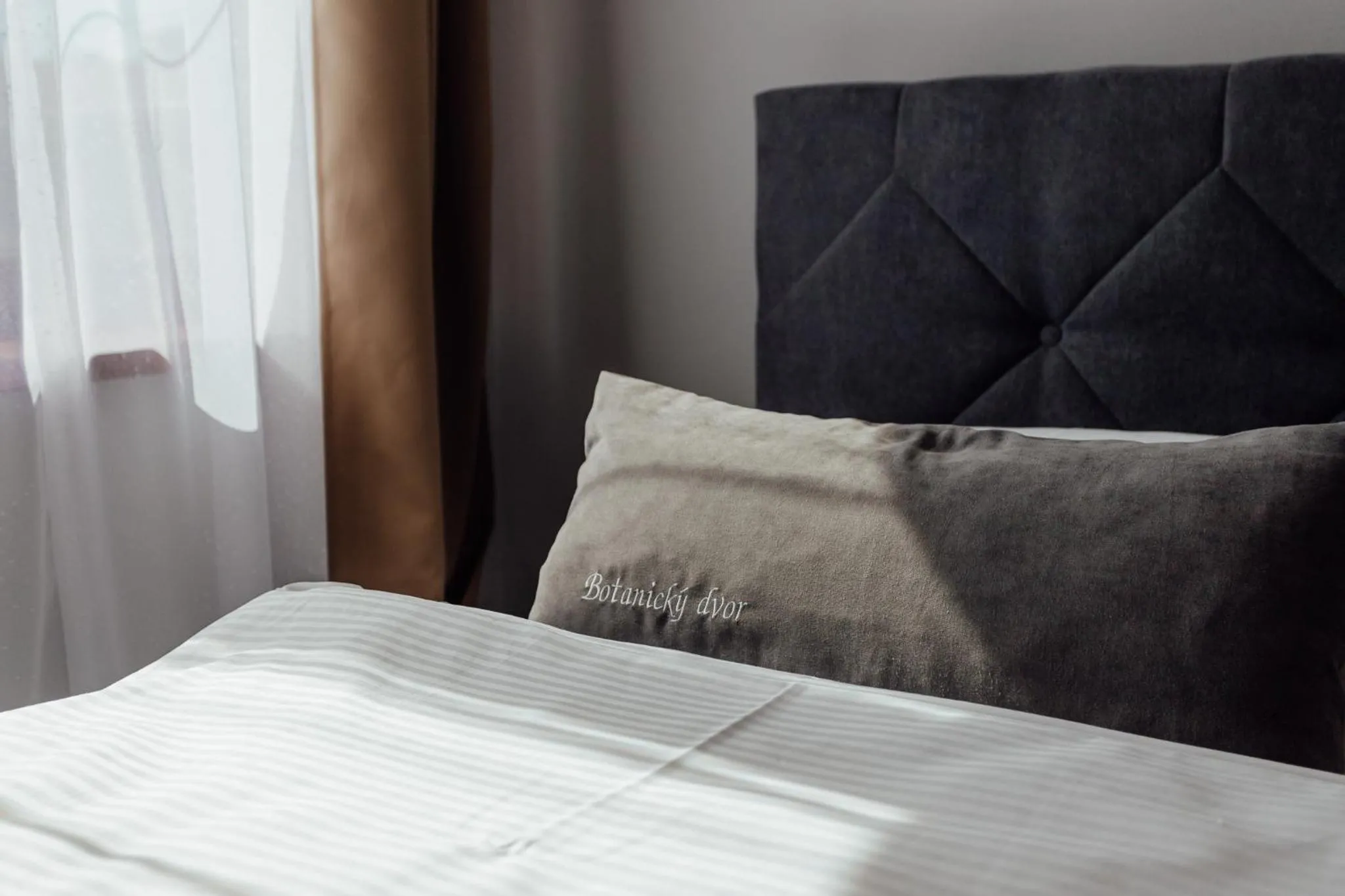 Bed in Botanický dvor