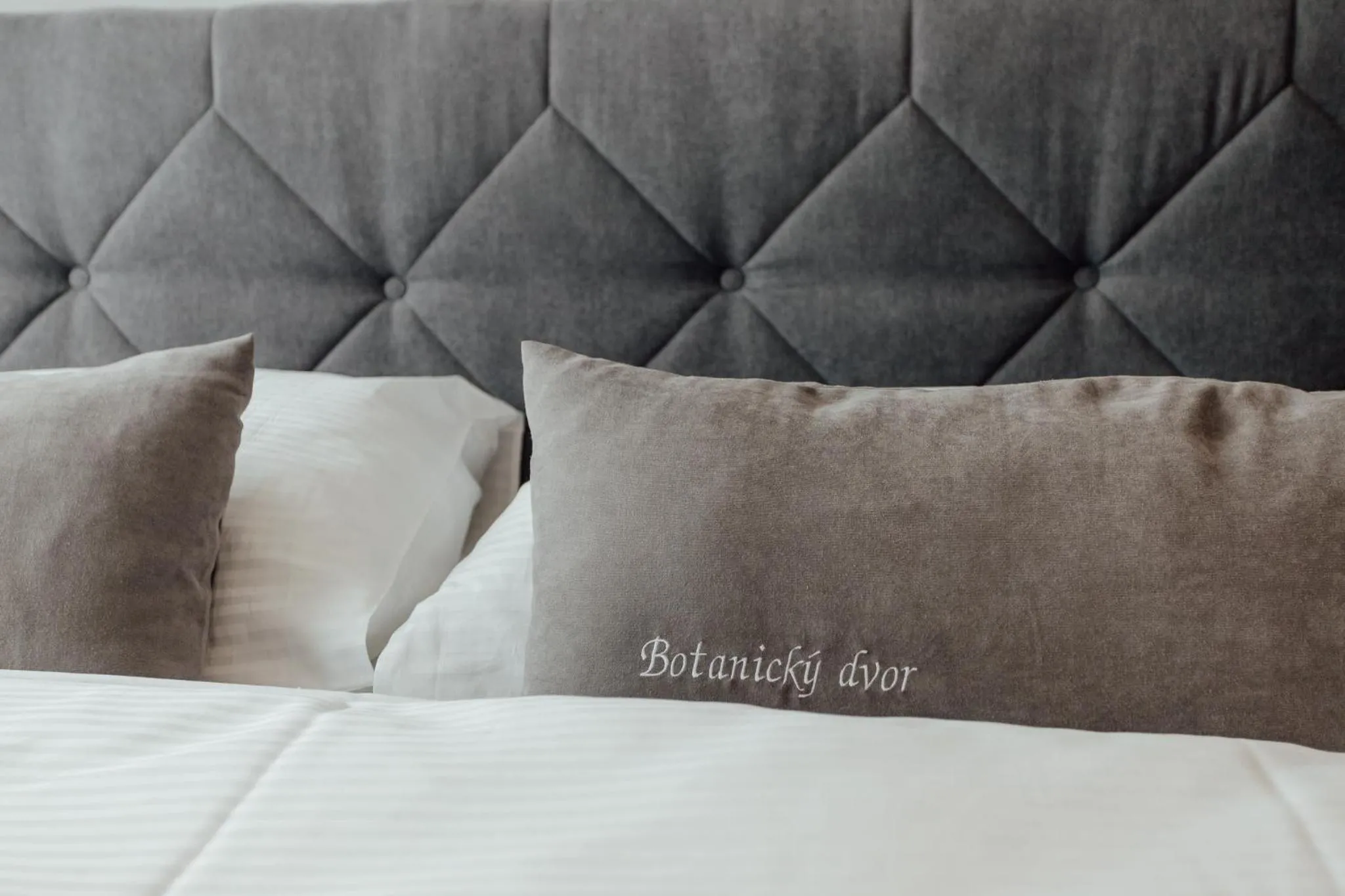 Bed in Botanický dvor