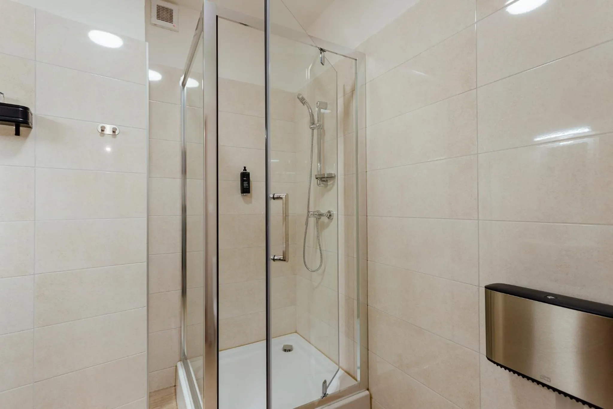 Shower in Botanický dvor