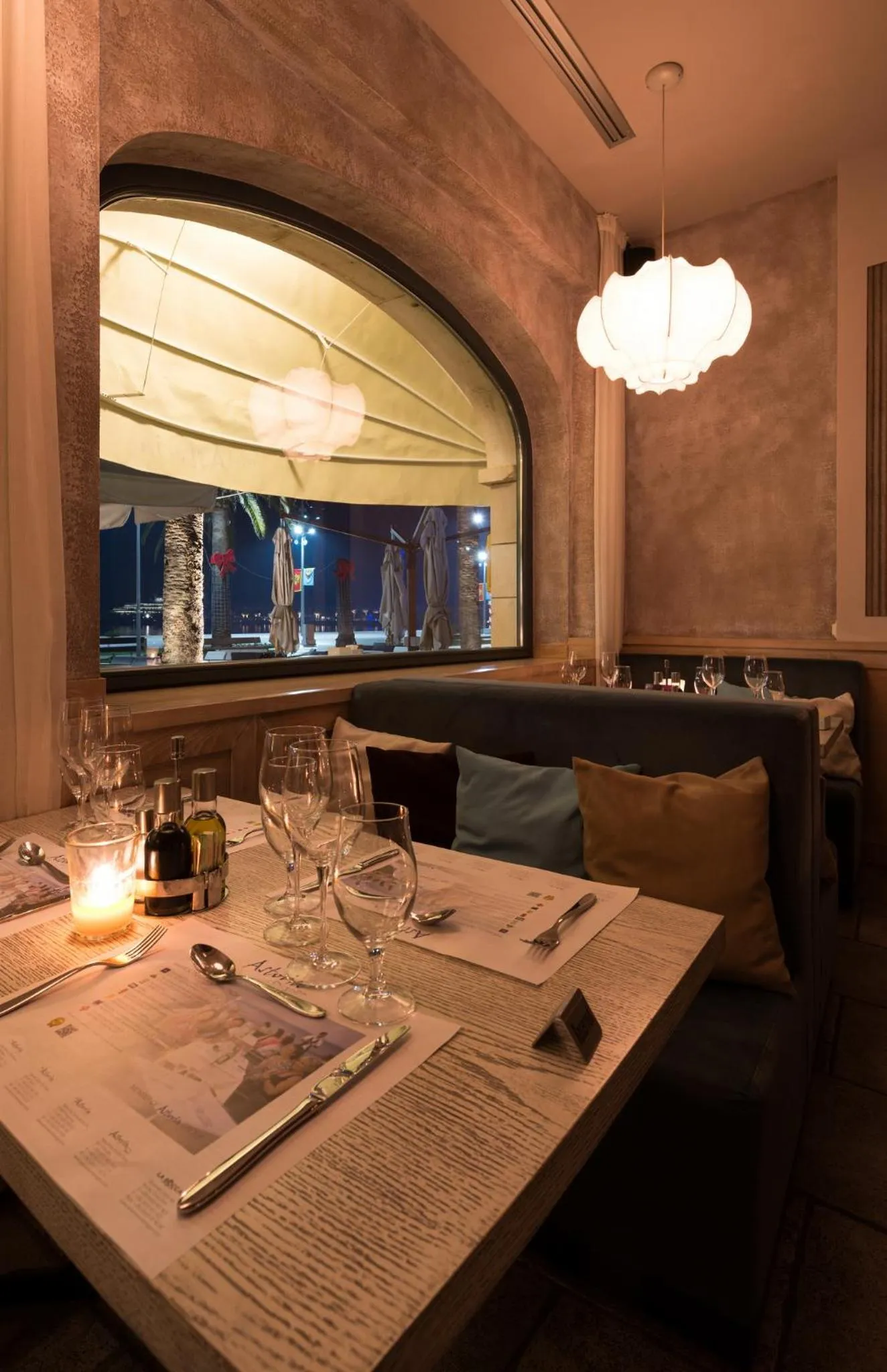 Restaurant/places to eat in Hotel Astoria