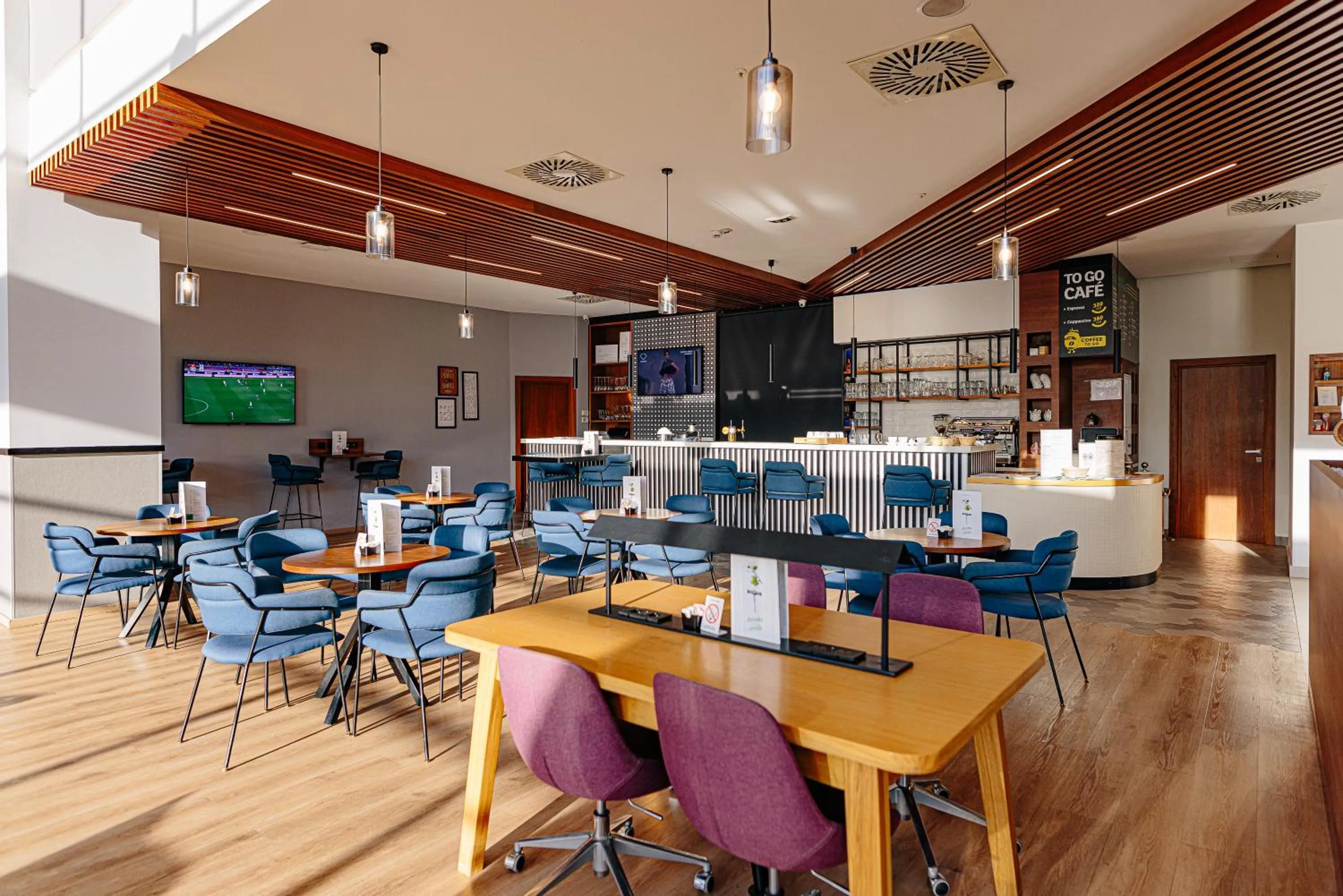 Lounge or bar in Holiday Inn Belgrade, an IHG Hotel