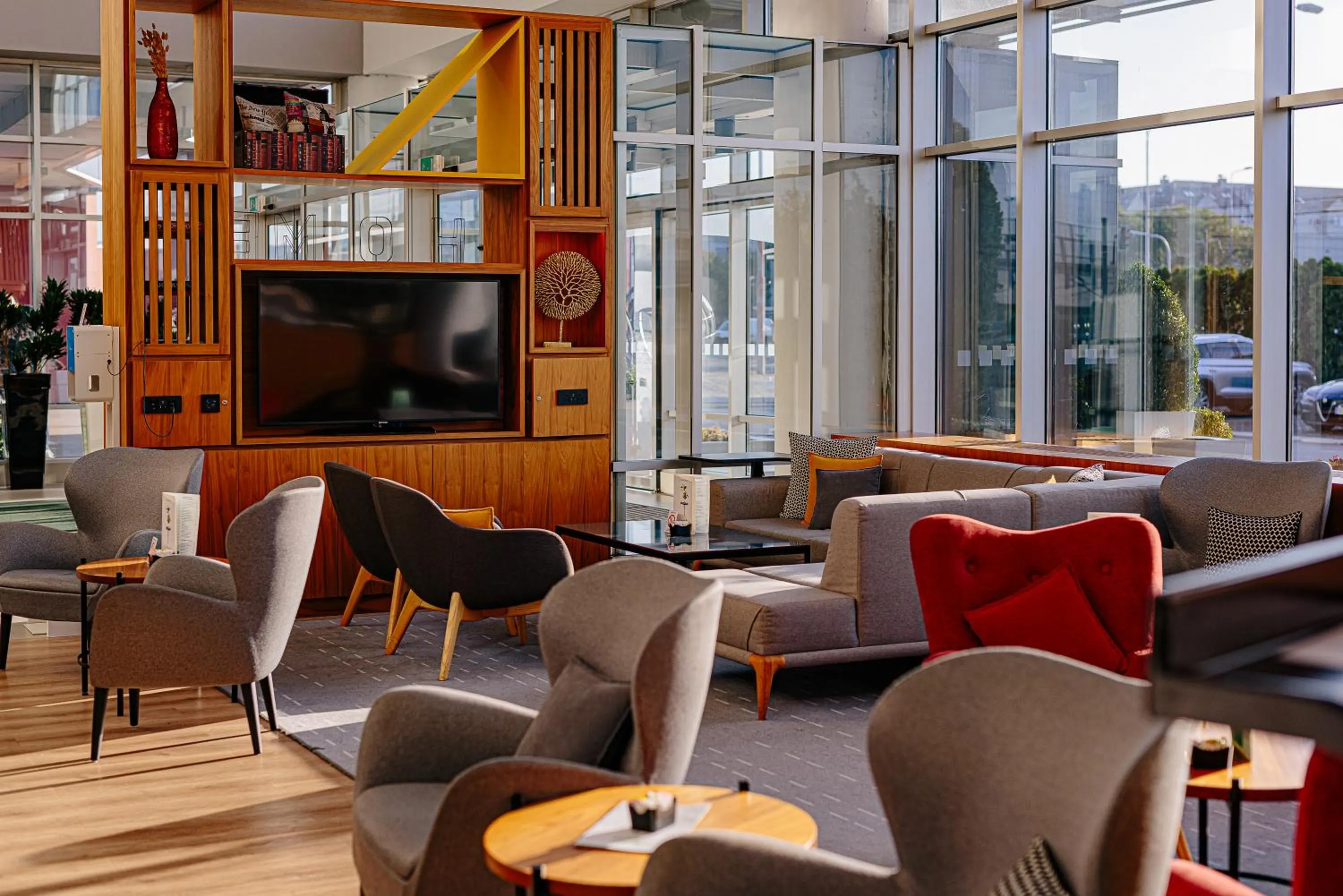 Lounge or bar in Holiday Inn Belgrade, an IHG Hotel