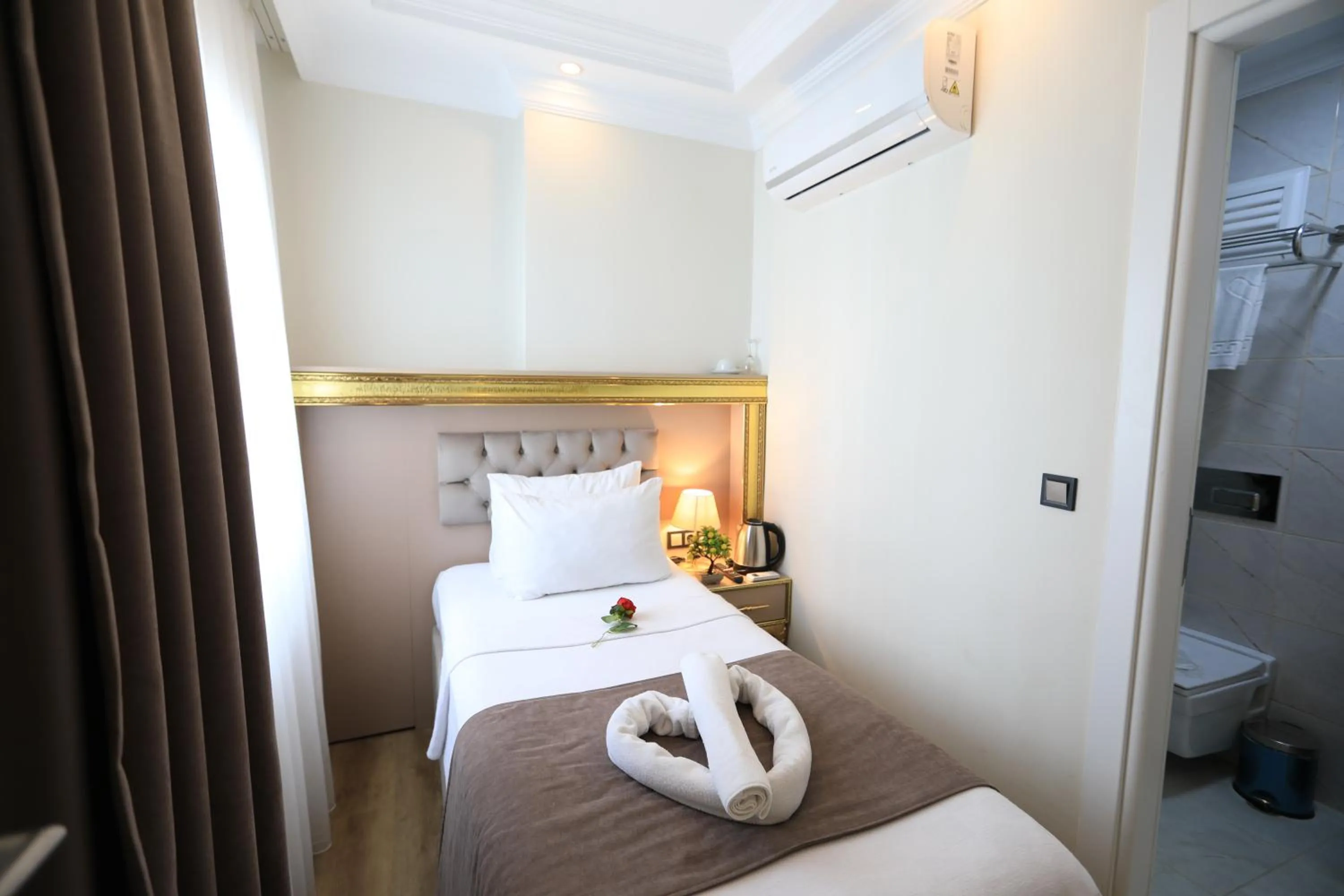 Bed in Blue Zerzevan Konak Hotel