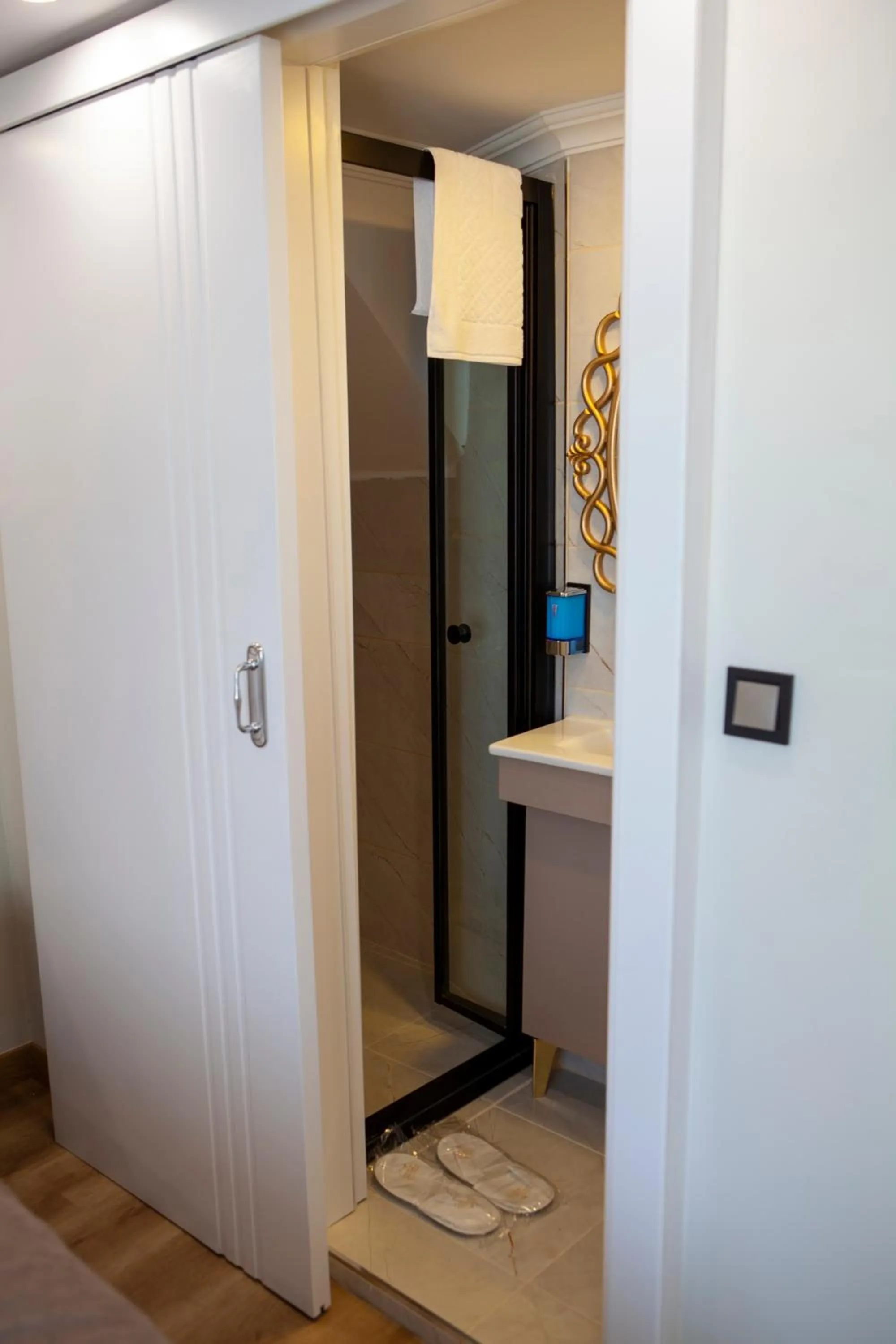 Bathroom in Blue Zerzevan Konak Hotel