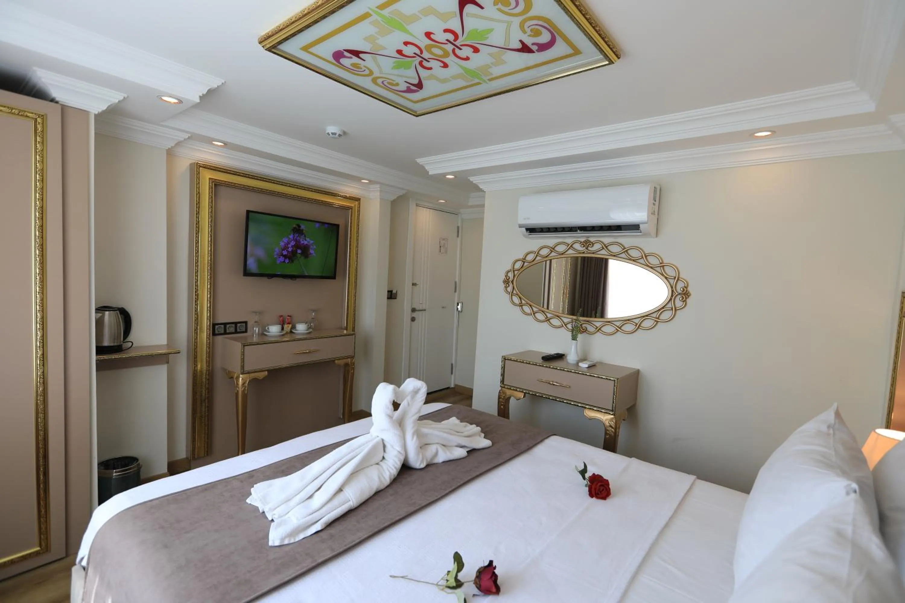 Photo of the whole room, Bed in Blue Zerzevan Konak Hotel