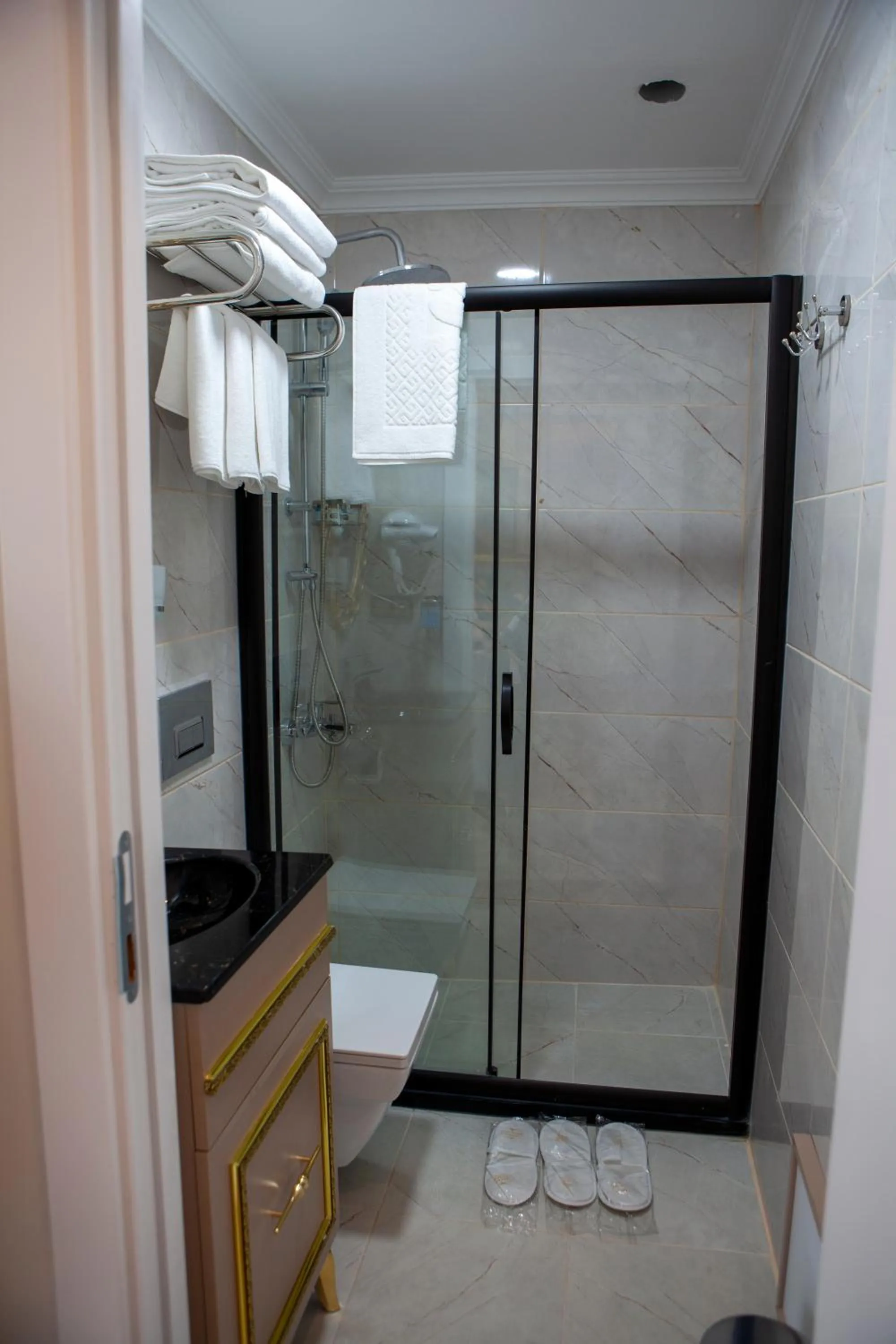 Shower in Blue Zerzevan Konak Hotel