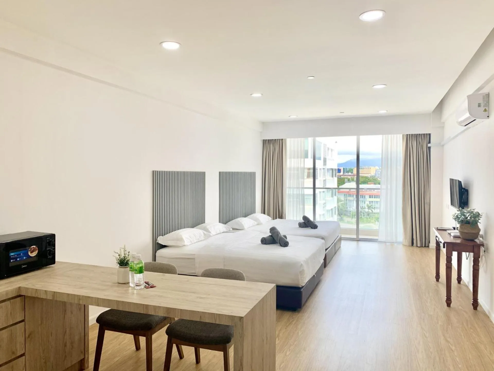 Communal lounge/ TV room, Bed in Deco Home @ Aru Suites