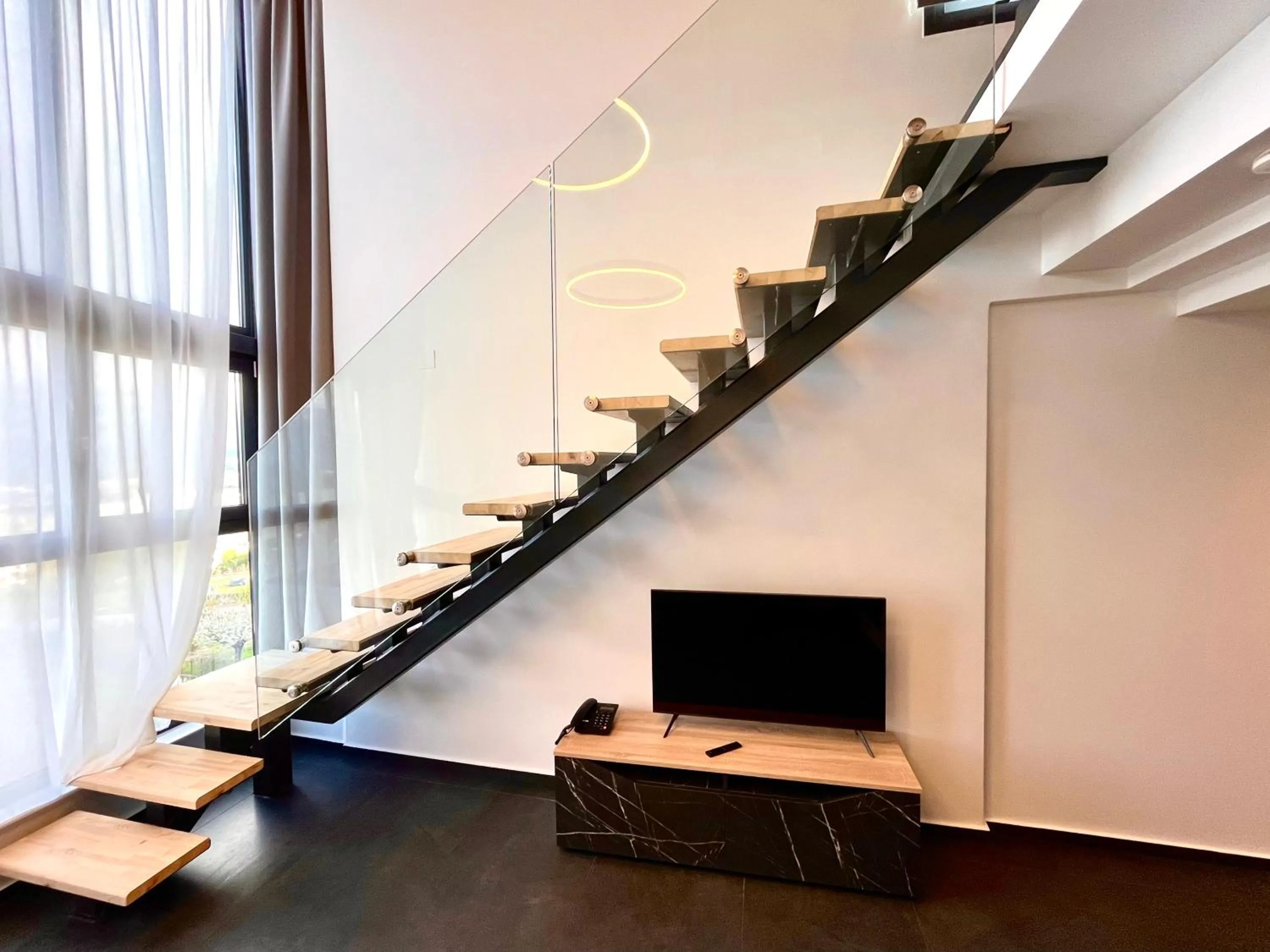 TV and multimedia in CITY HILL Luxury Apartments