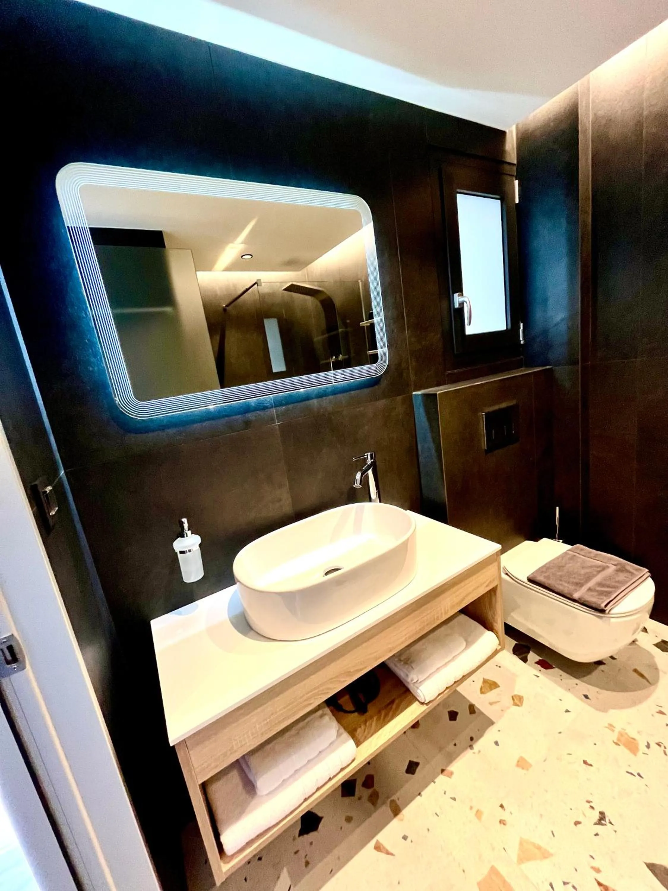 Toilet in CITY HILL Luxury Apartments