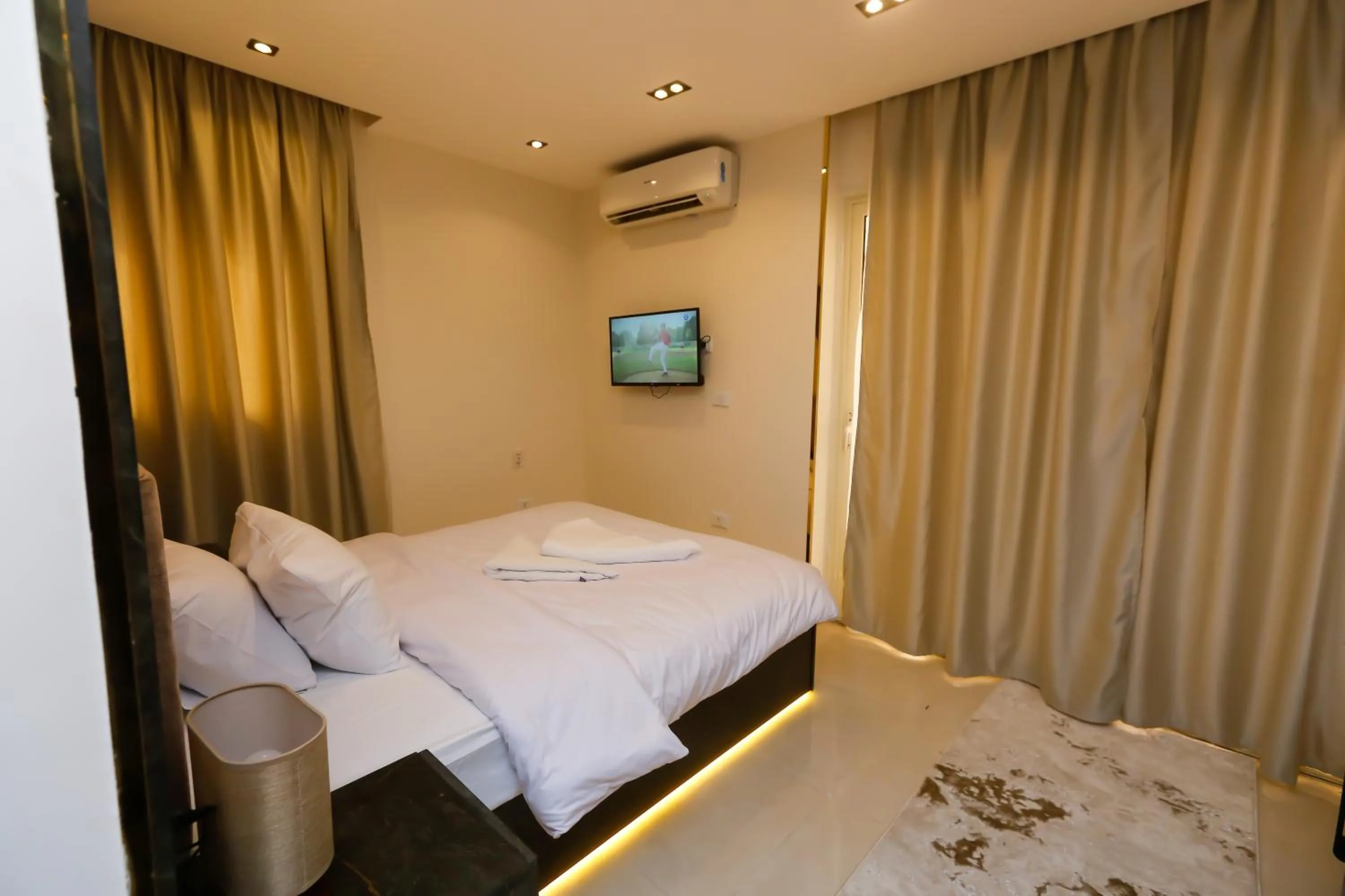 Decorative detail, Bed in Crowne Pyramids View inn