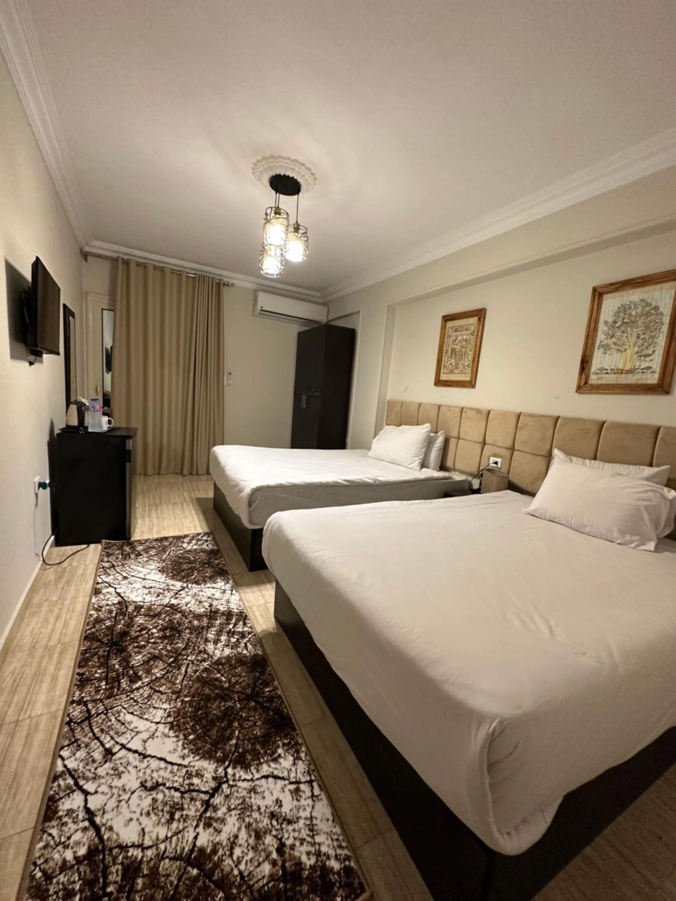 Communal lounge/ TV room, Bed in Crowne Pyramids View inn