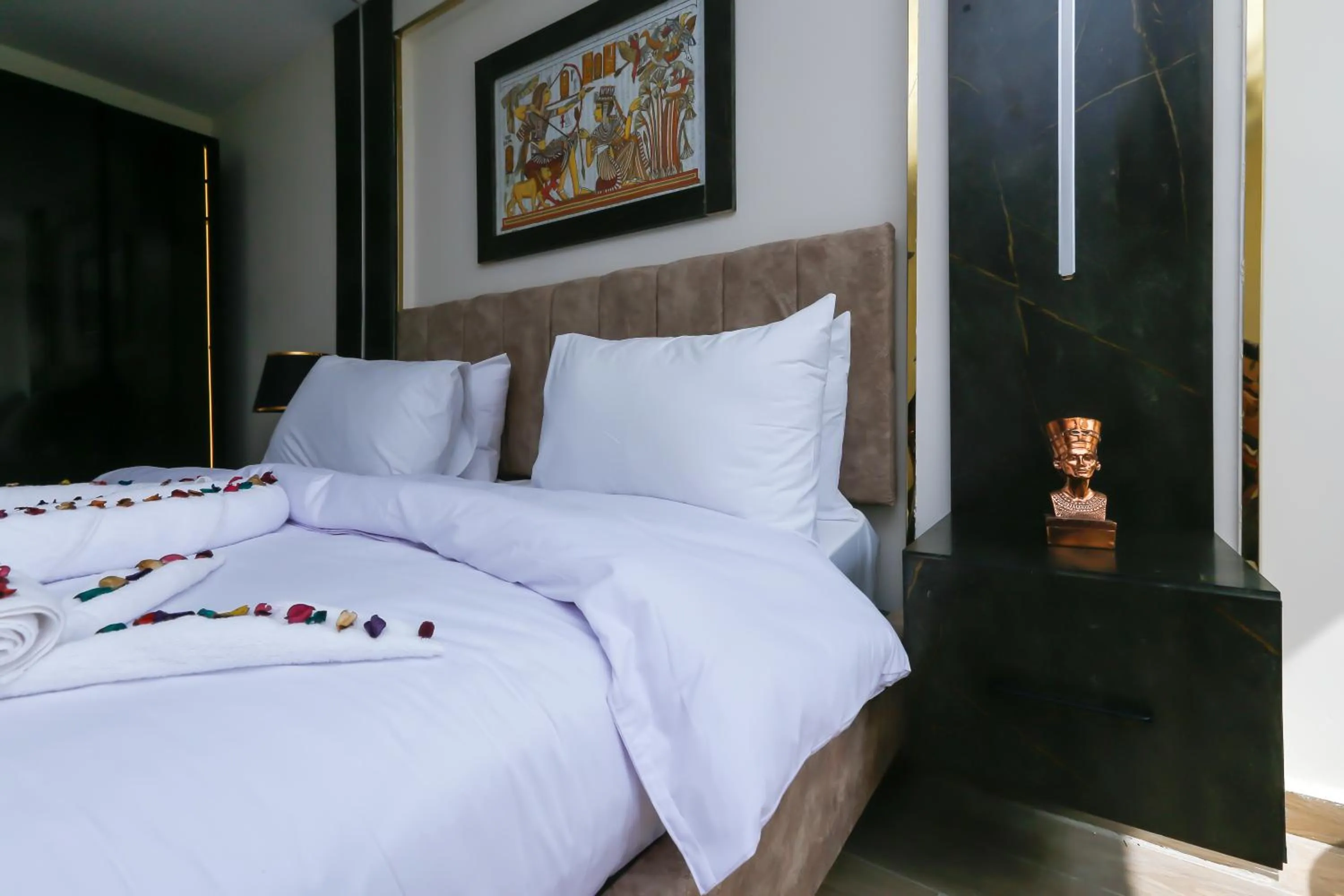 Decorative detail, Bed in Crowne Pyramids View inn