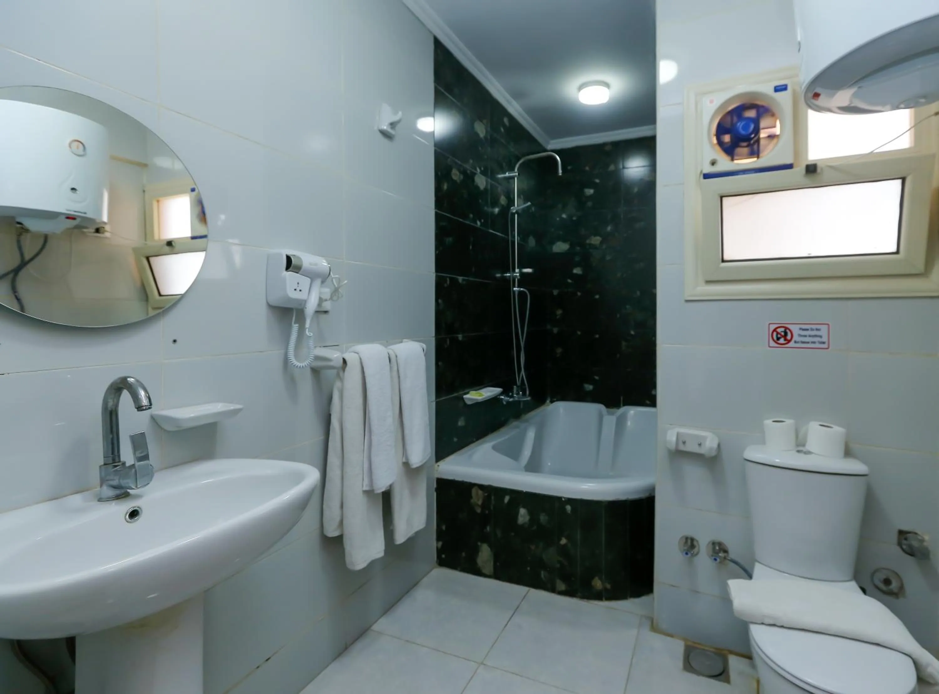 Shower in Crowne Pyramids View inn