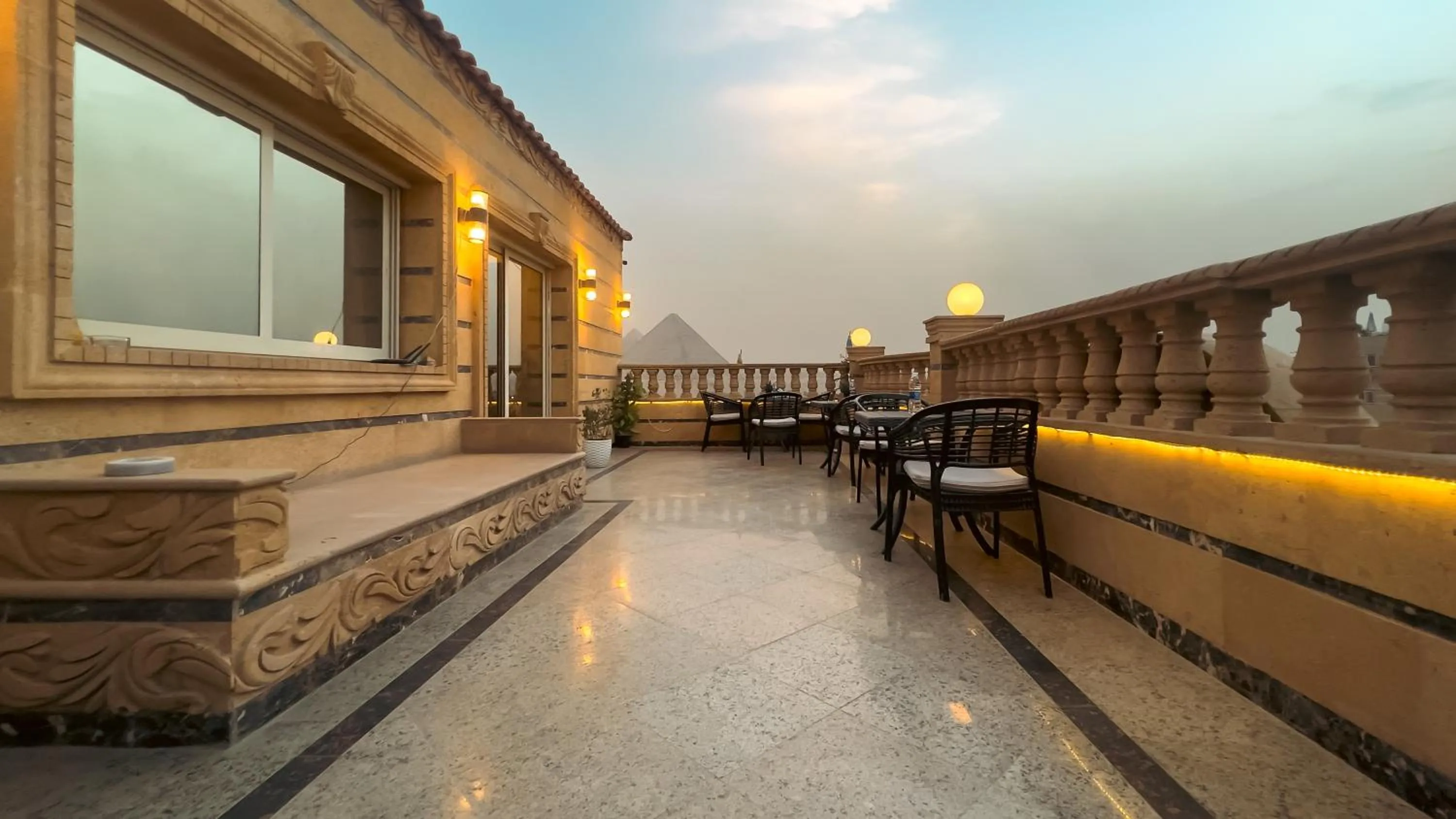 Patio in Crowne Pyramids View inn