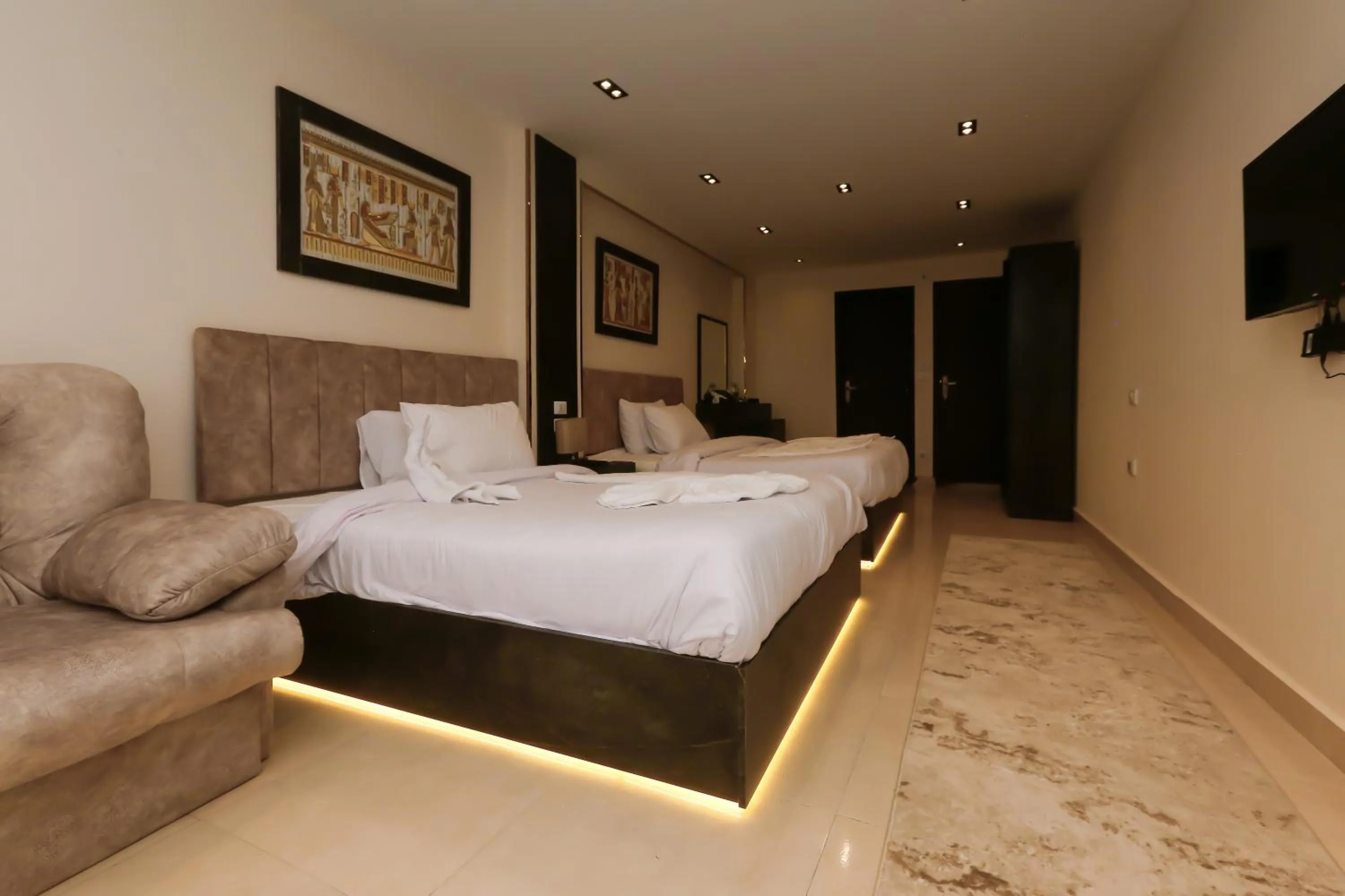 Bedroom, Bed in Crowne Pyramids View inn