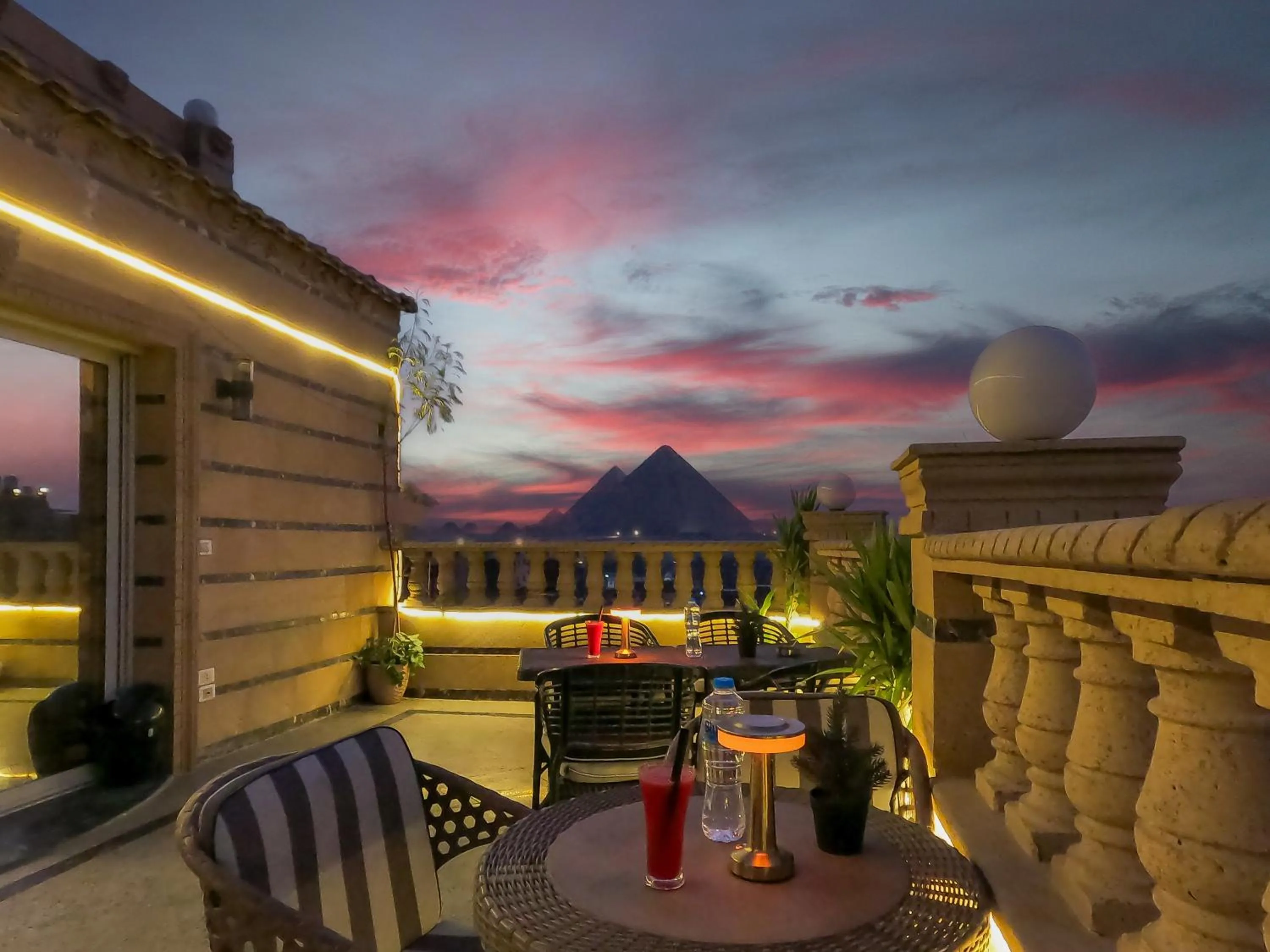 Patio in Crowne Pyramids View inn