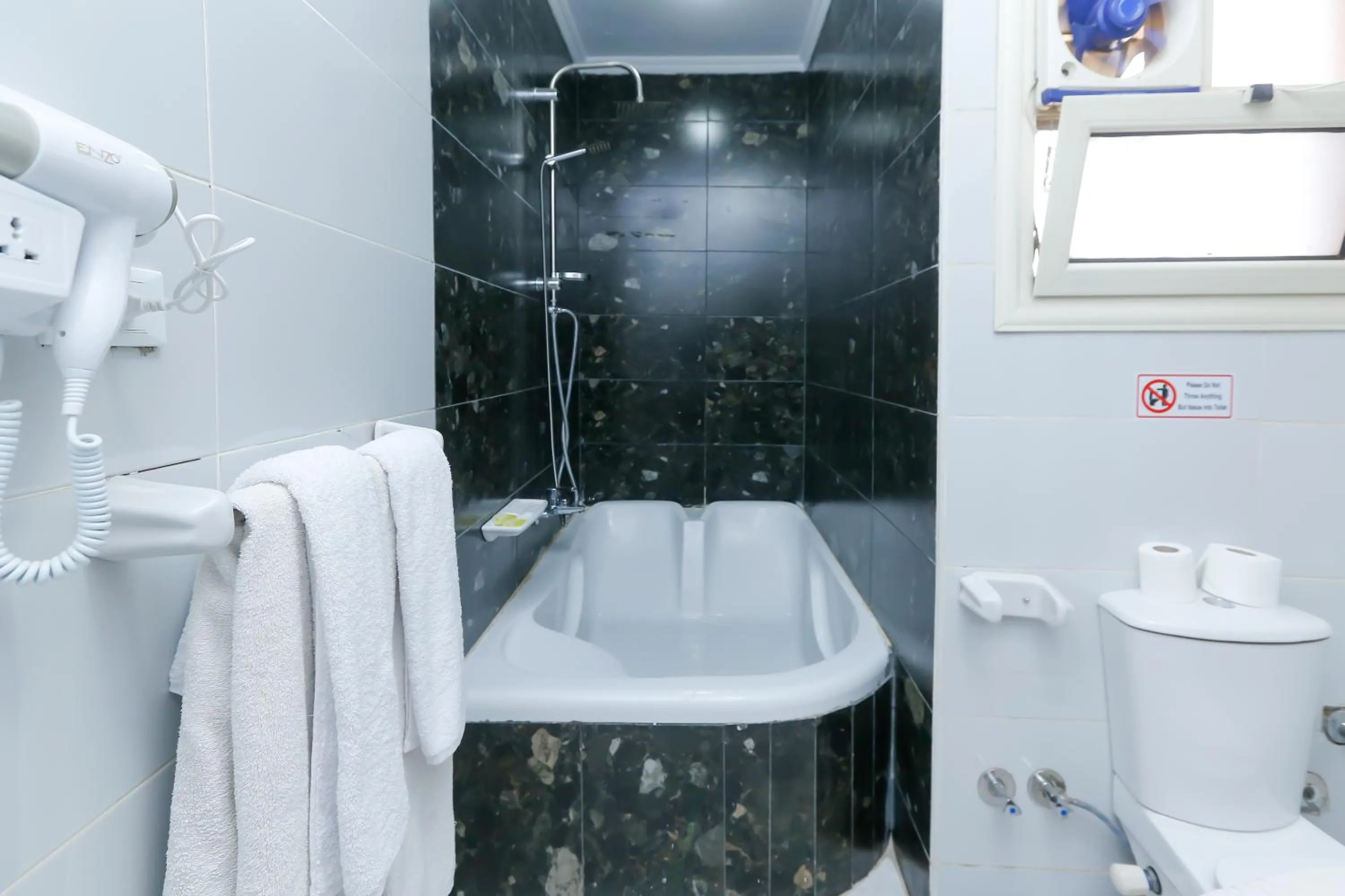 Shower in Crowne Pyramids View inn