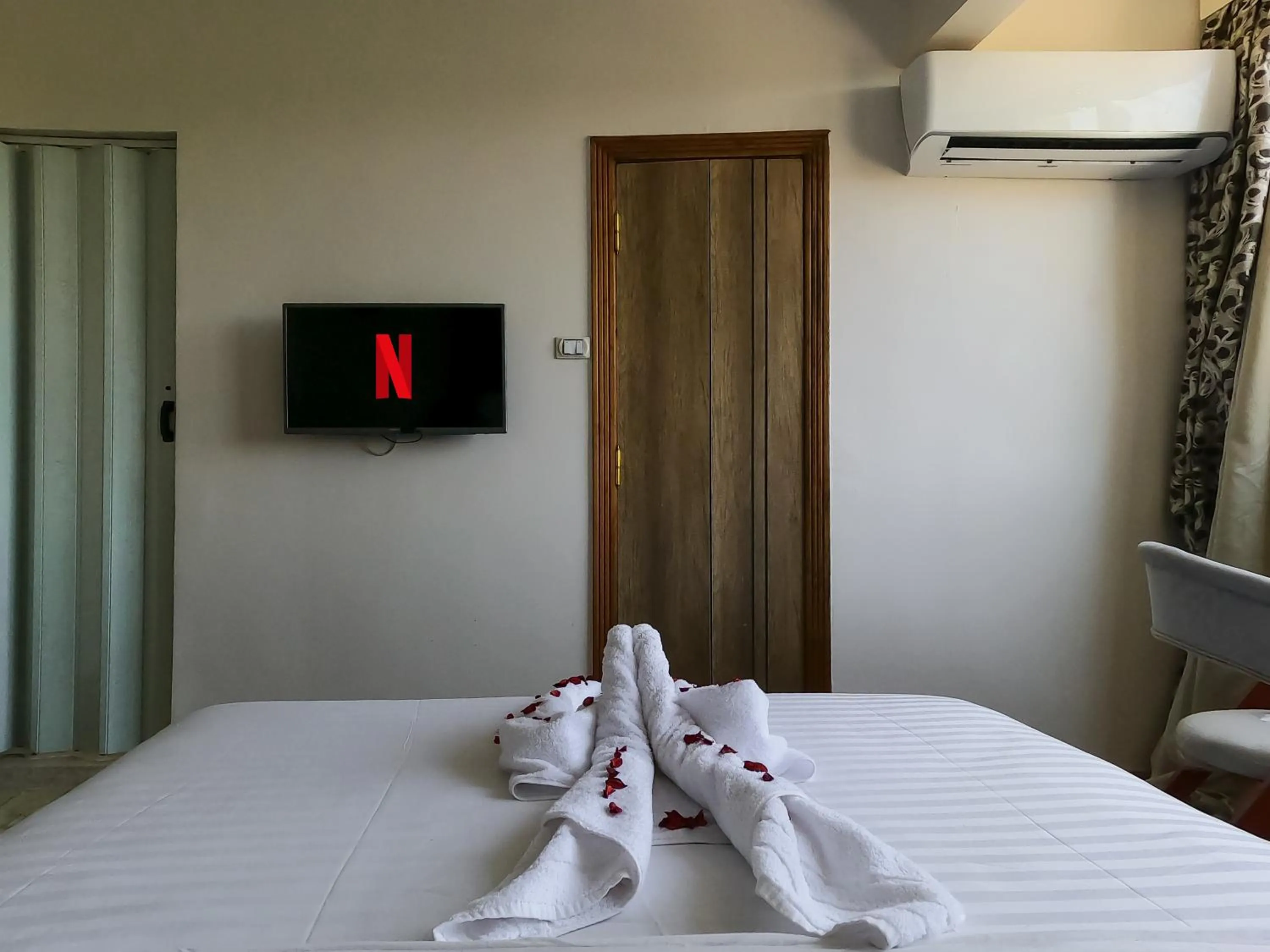 Communal lounge/ TV room, Bed in Crowne Pyramids View inn