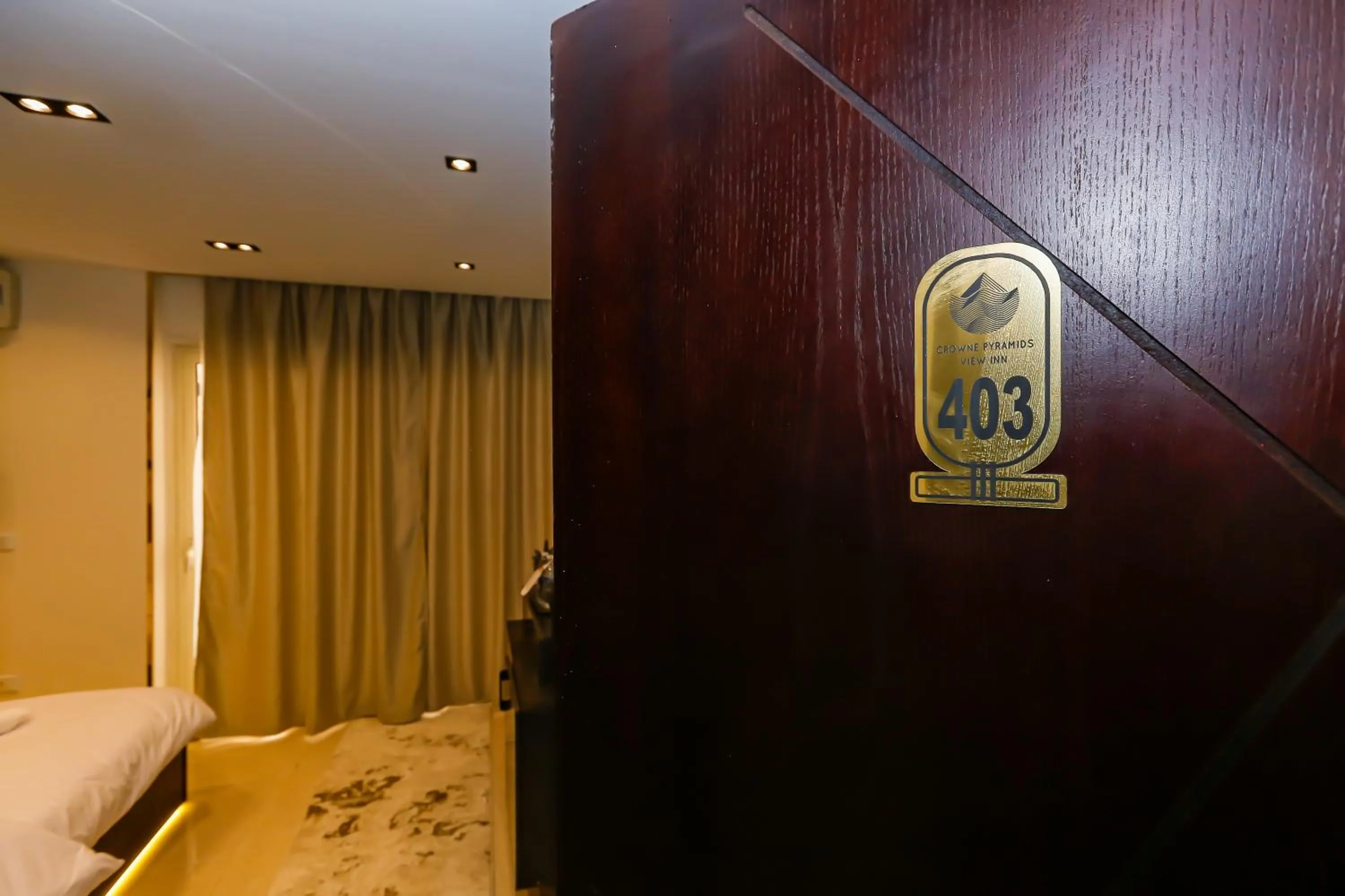 Logo/Certificate/Sign, Bed in Crowne Pyramids View inn