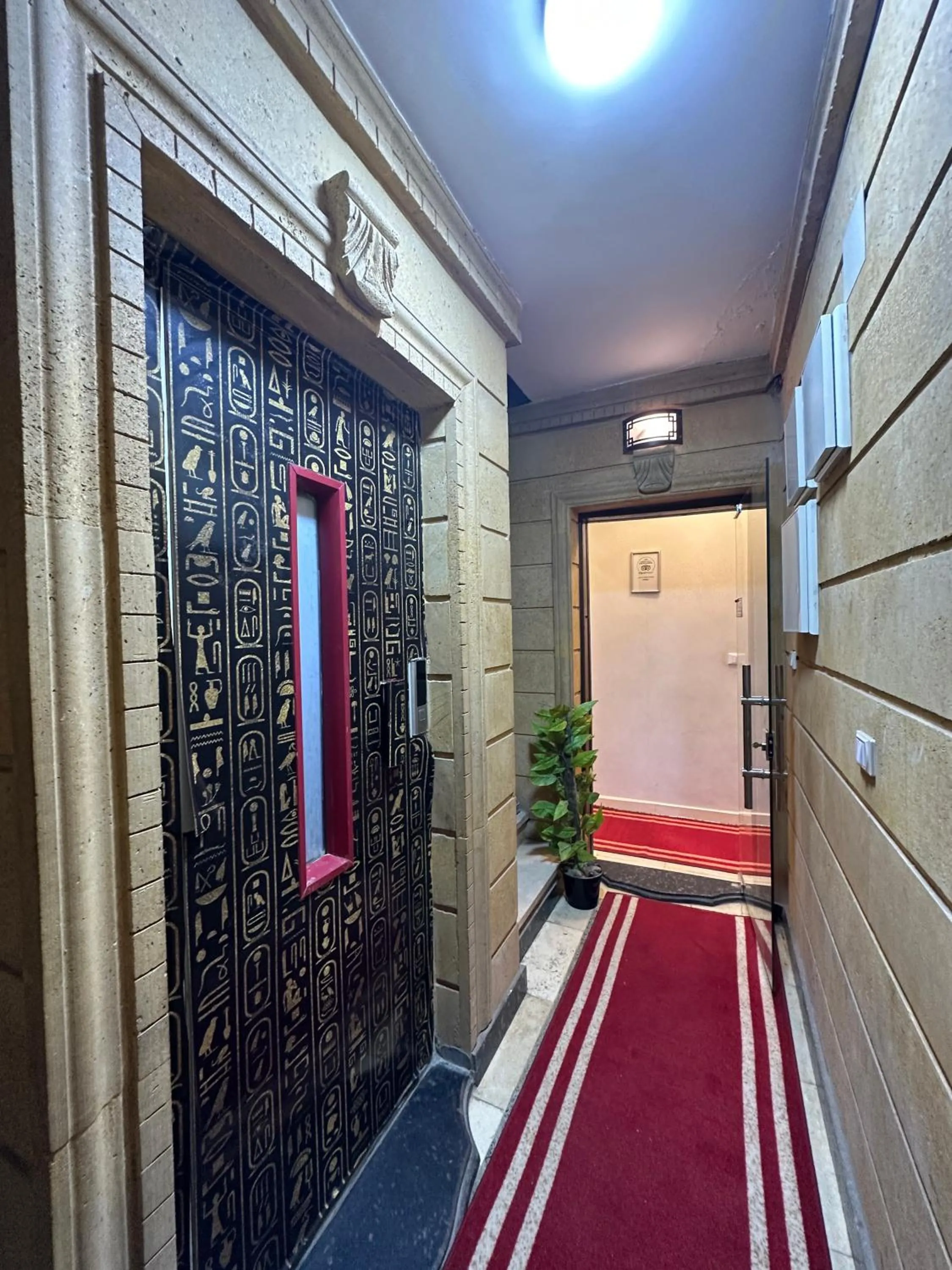 elevator in Crowne Pyramids View inn