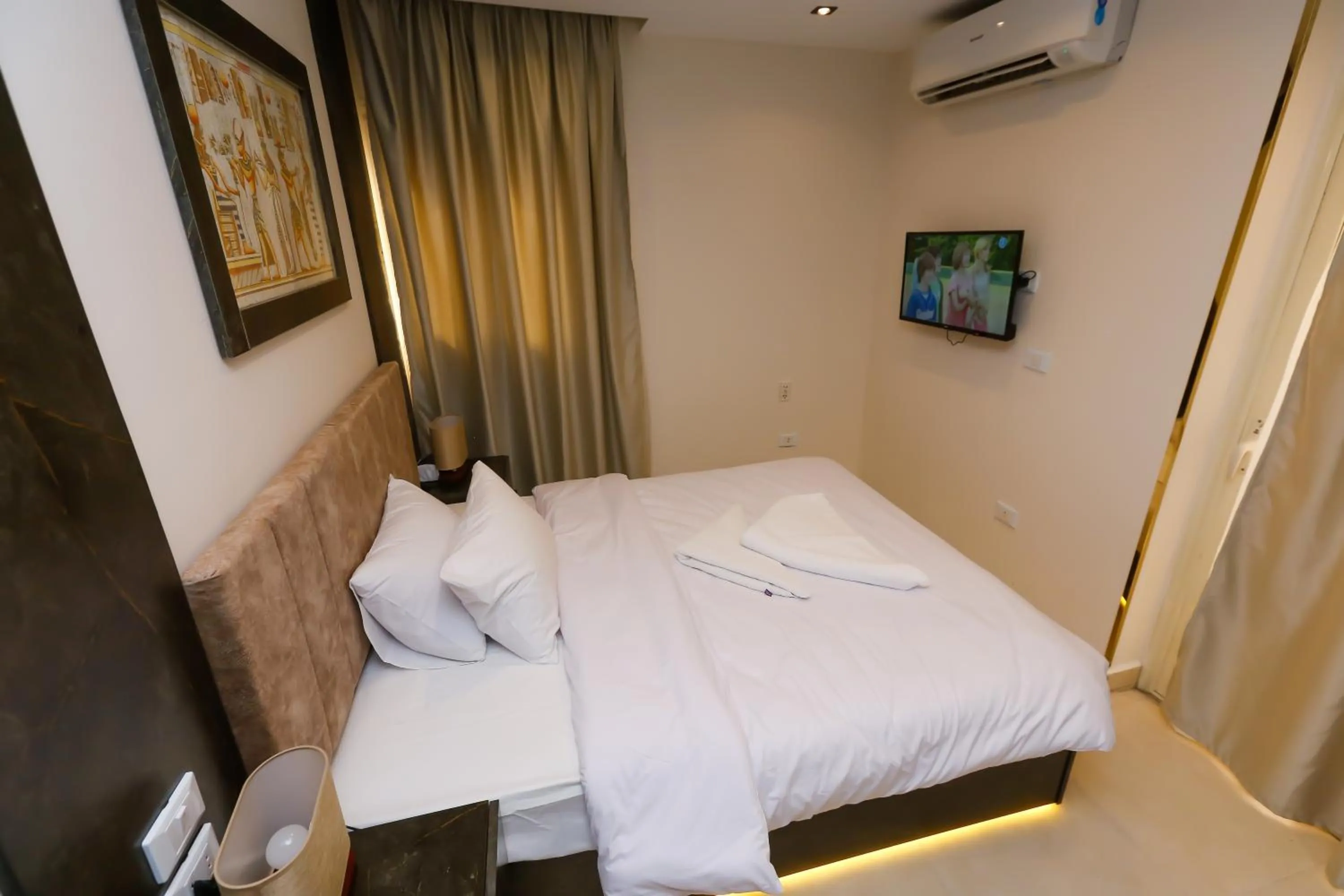 Decorative detail, Bed in Crowne Pyramids View inn