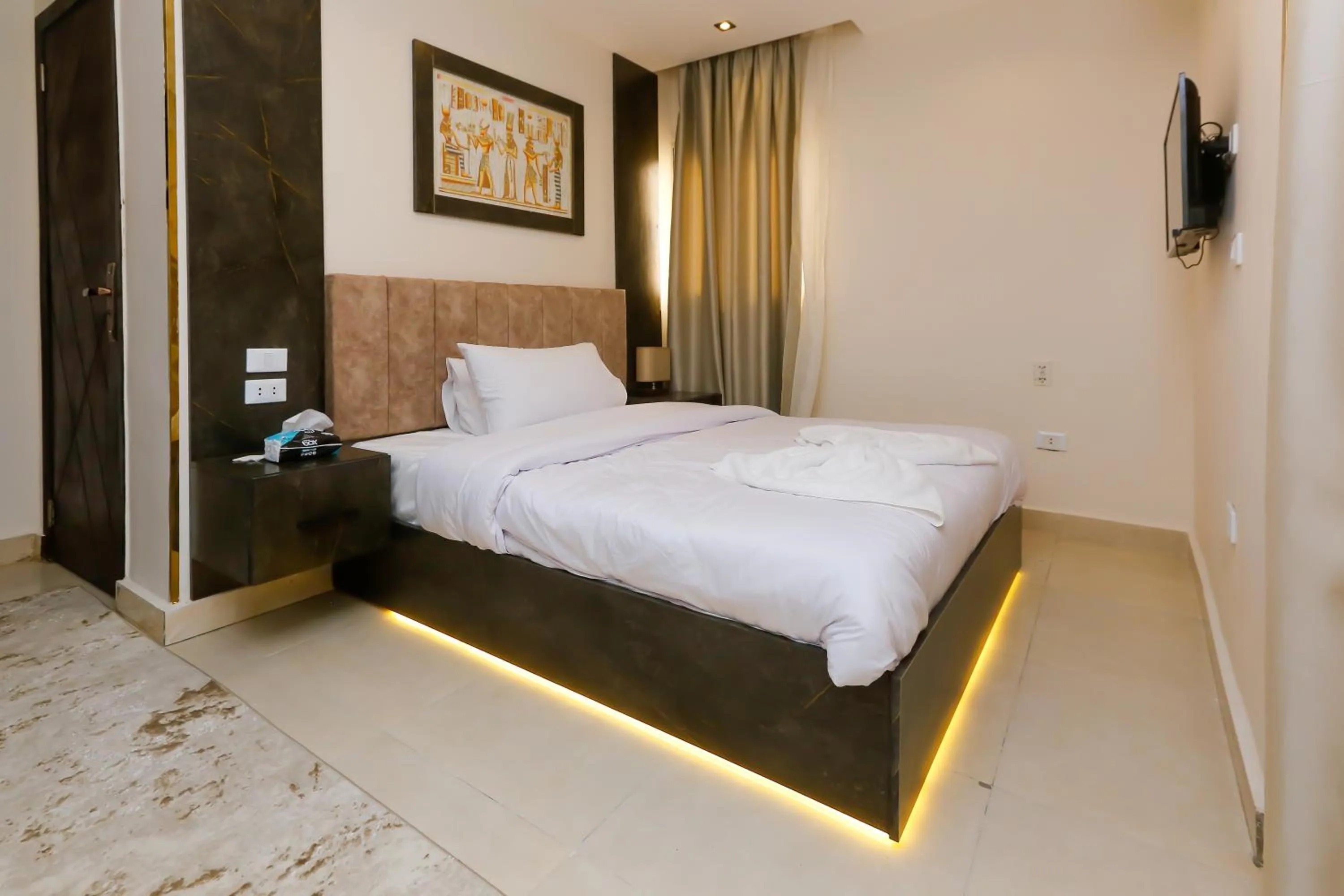 Bedroom, Bed in Crowne Pyramids View inn