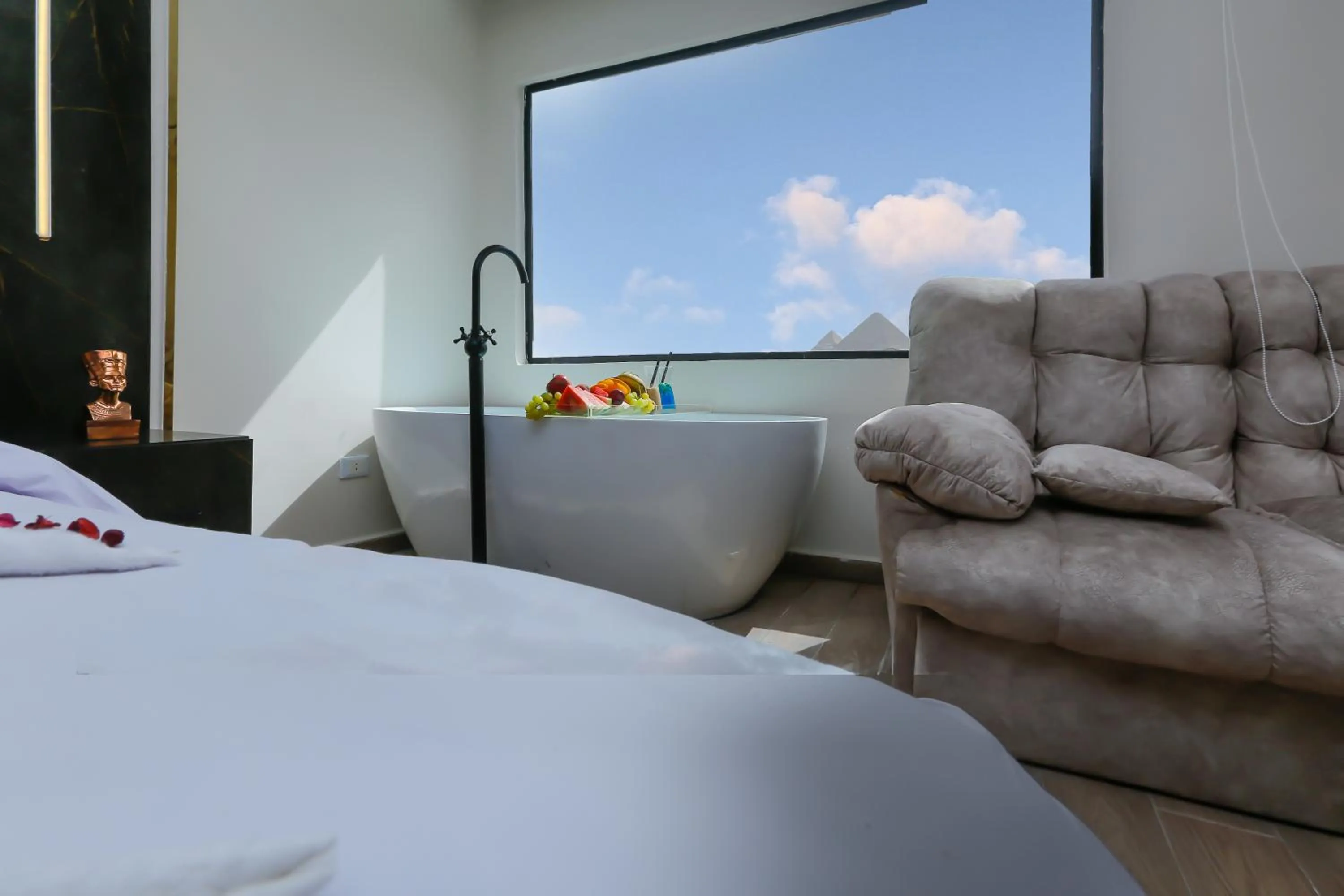 Bedroom, Bed in Crowne Pyramids View inn