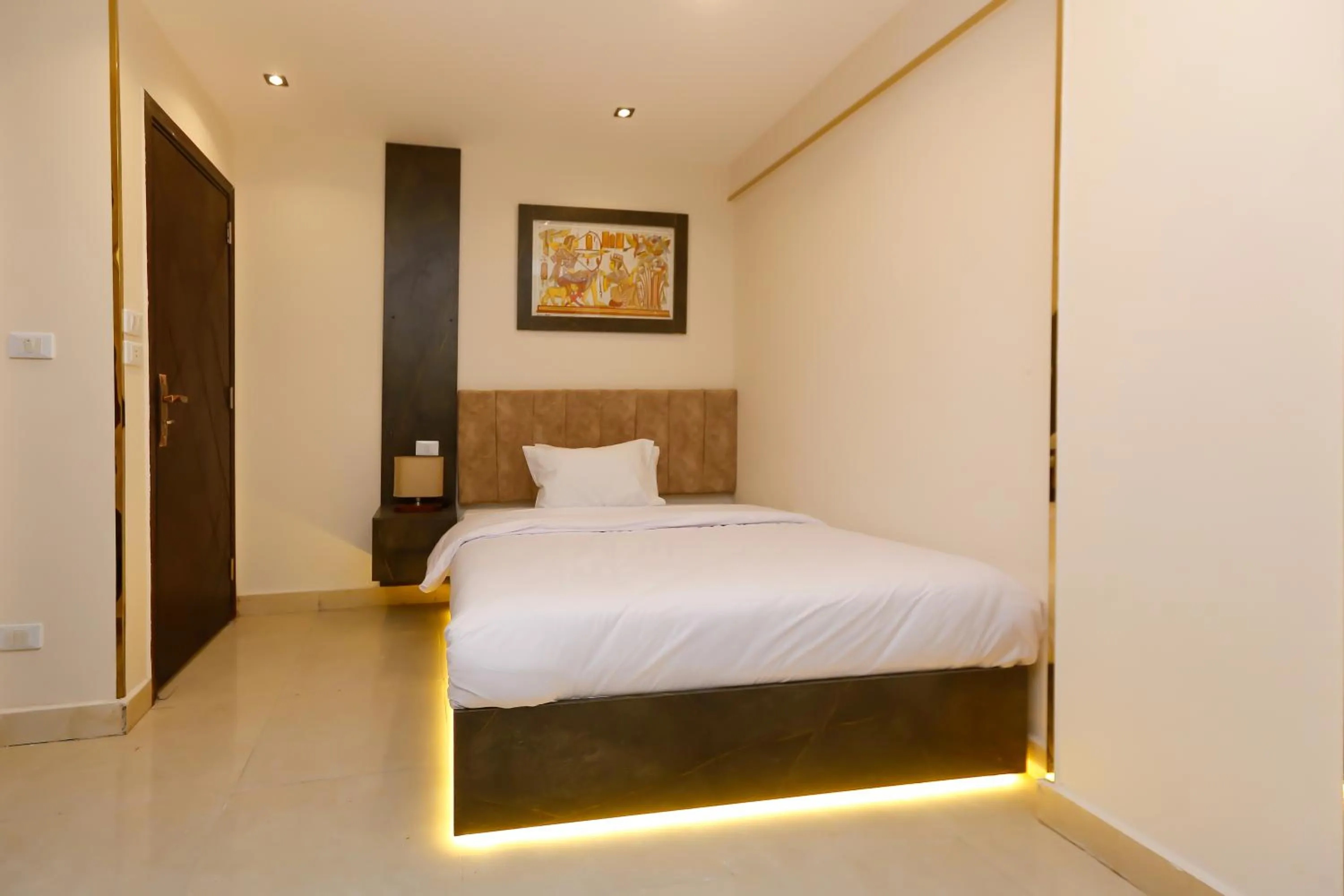 Bedroom, Bed in Crowne Pyramids View inn