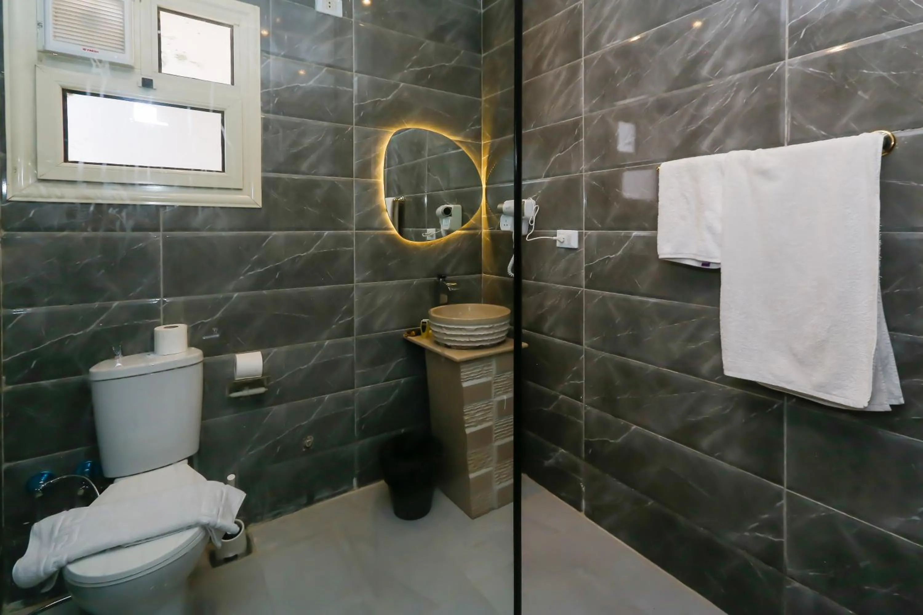 Bathroom in Crowne Pyramids View inn