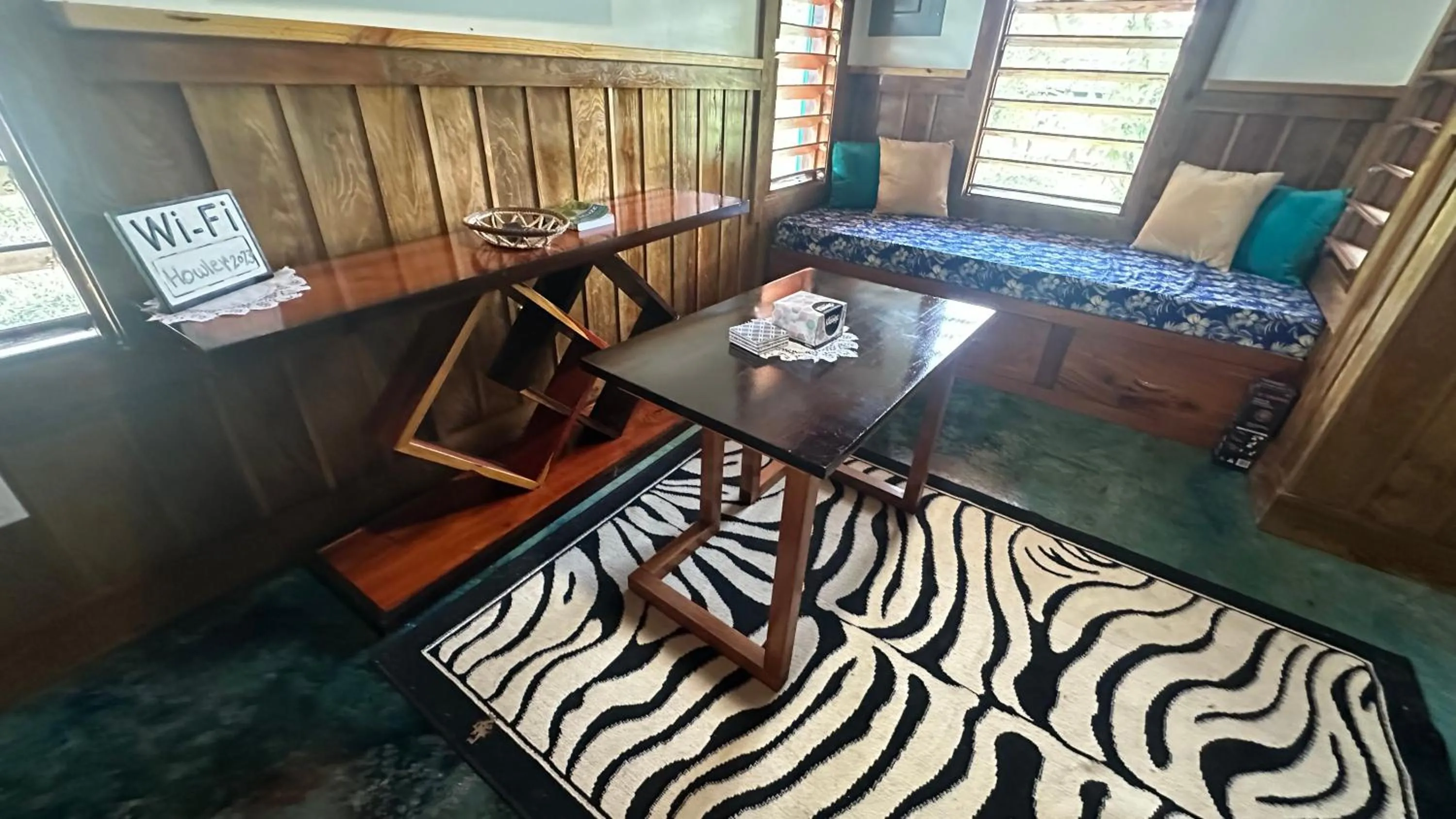 Living room, Bed in Howler Landing Vacation Rental