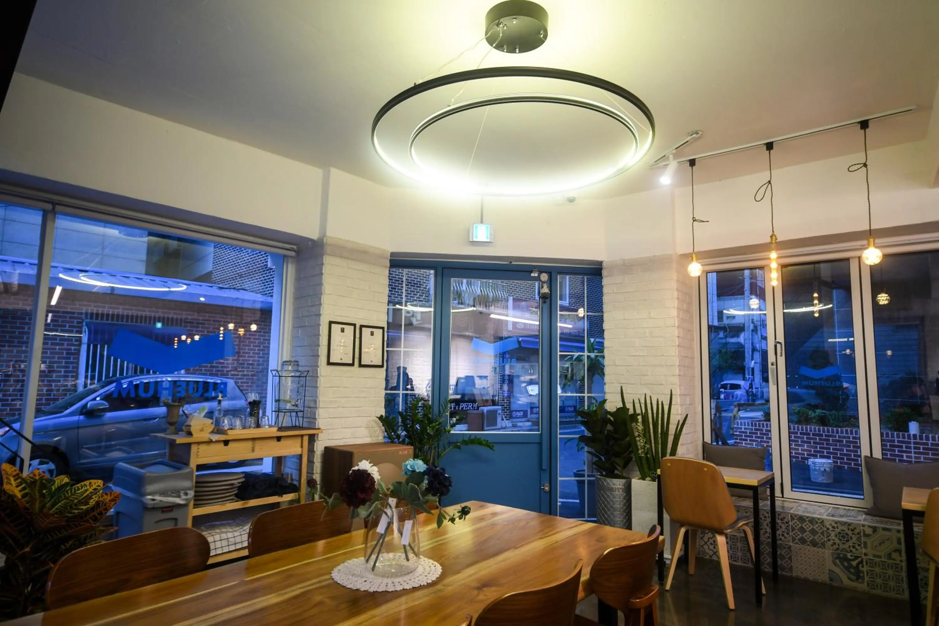 Restaurant/places to eat in Bluehum Guest house