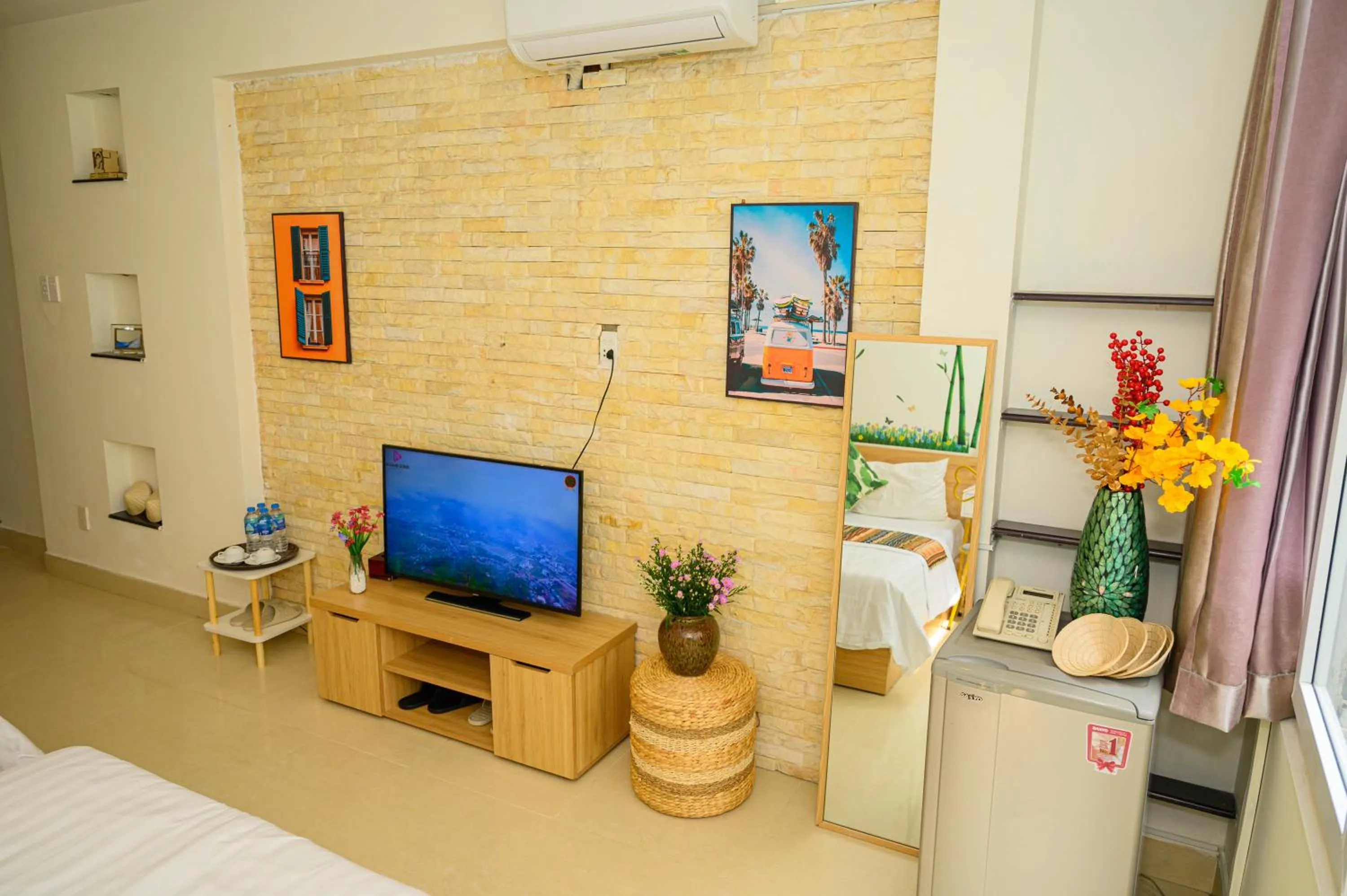 Communal lounge/ TV room in Jasmine Hotel